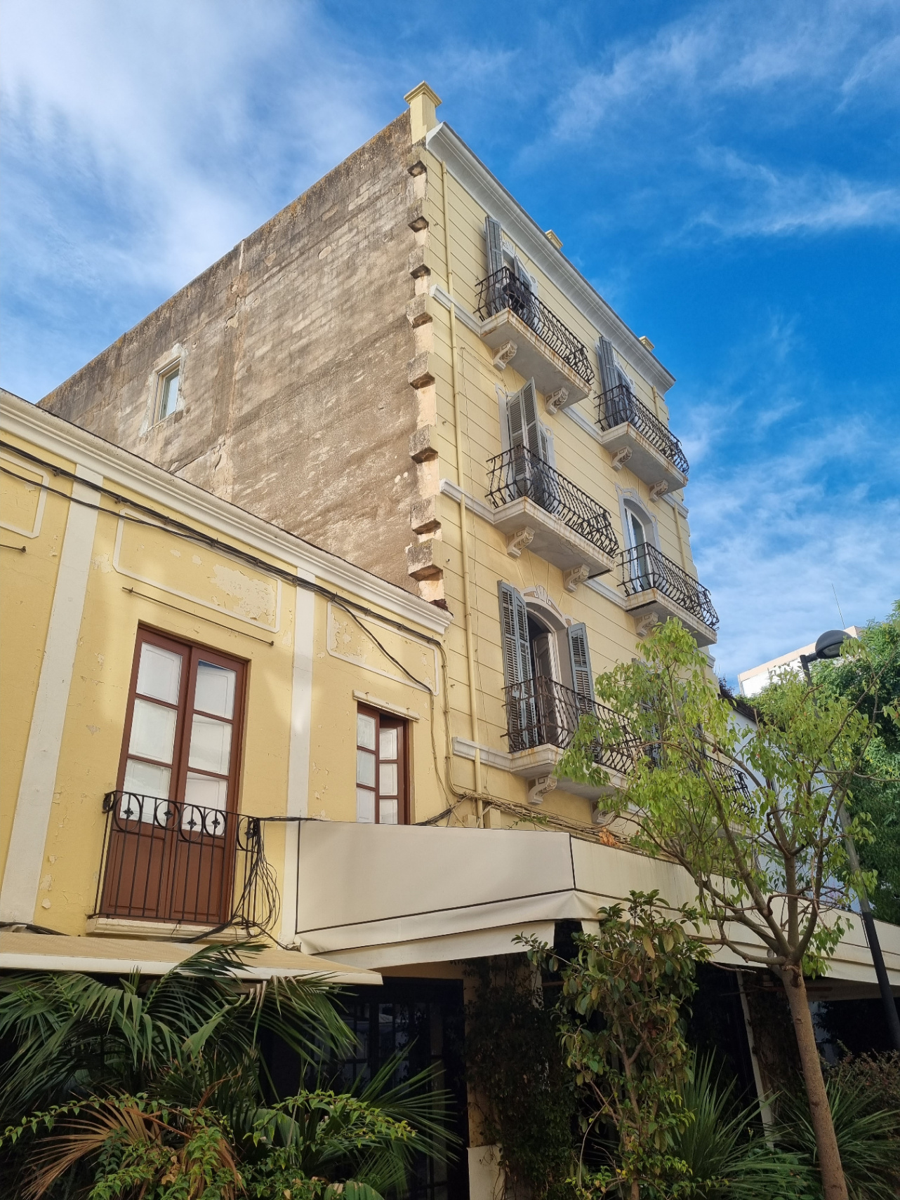 Dos apartamentos en edificio histórico con ascensor y terraza en la azotea