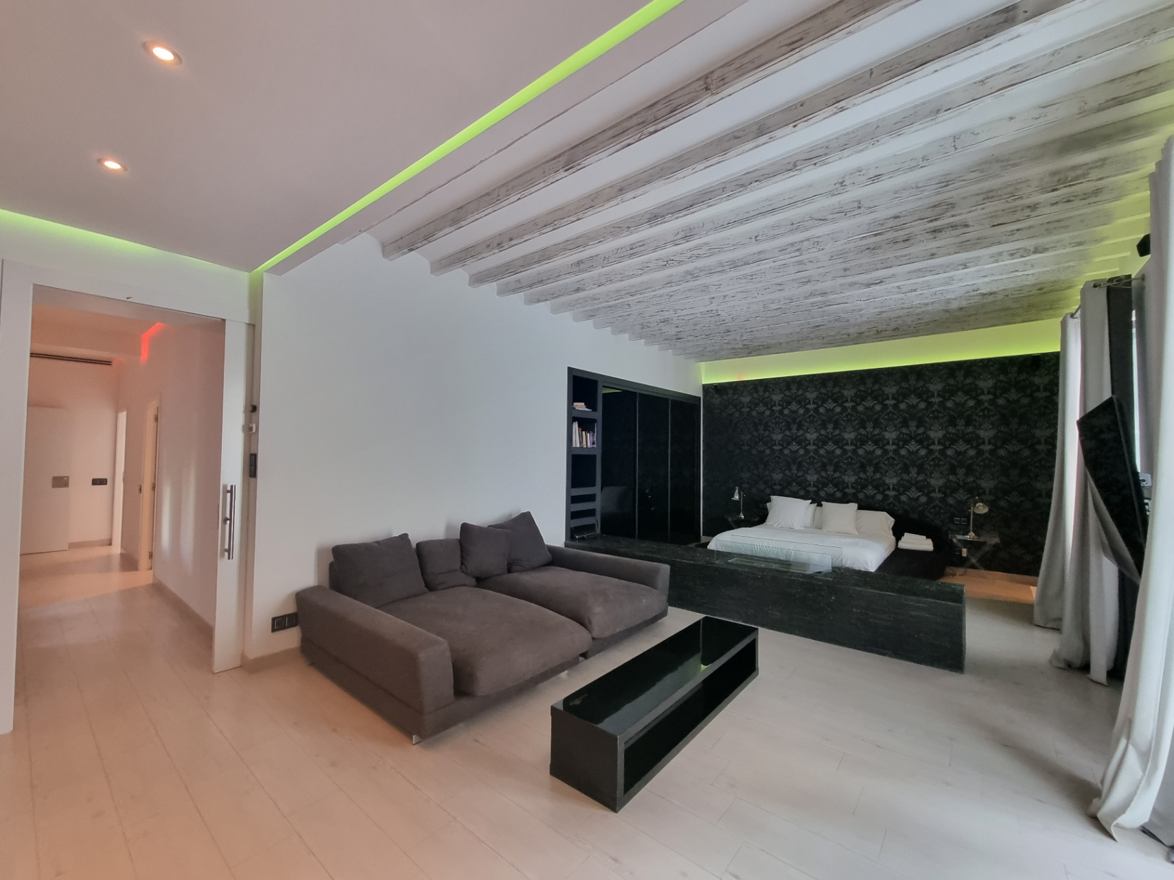 Dos apartamentos en edificio histórico con ascensor y terraza en la azotea