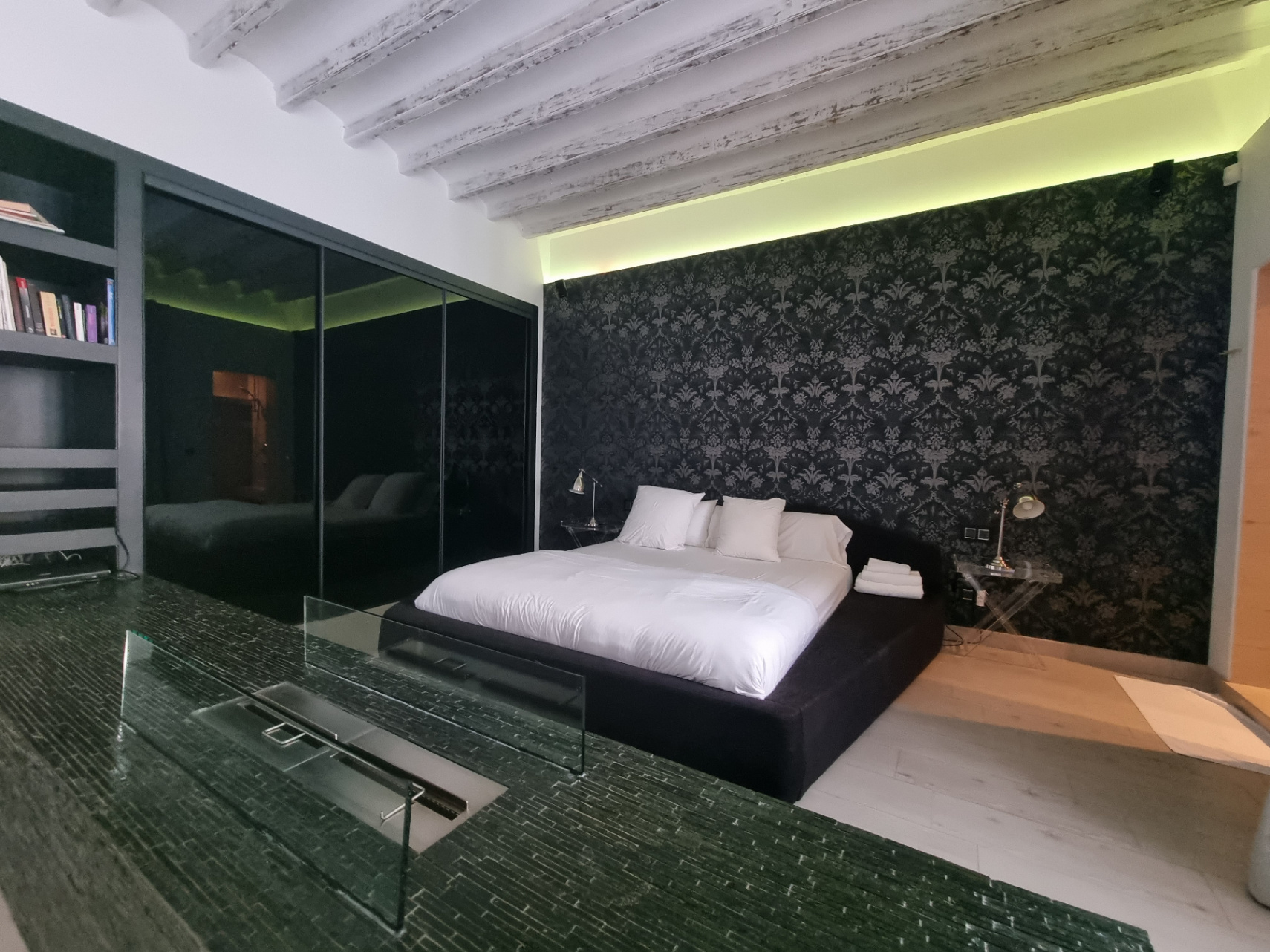Dos apartamentos en edificio histórico con ascensor y terraza en la azotea
