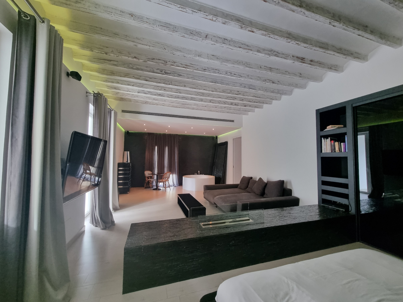Dos apartamentos en edificio histórico con ascensor y terraza en la azotea
