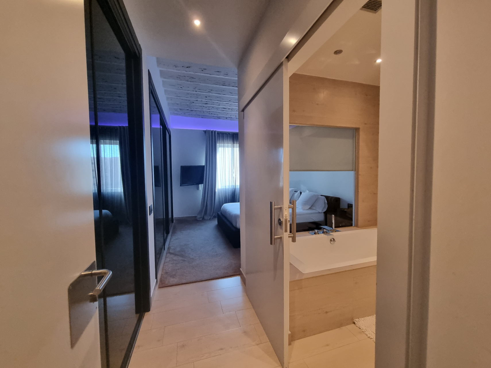 Dos apartamentos en edificio histórico con ascensor y terraza en la azotea