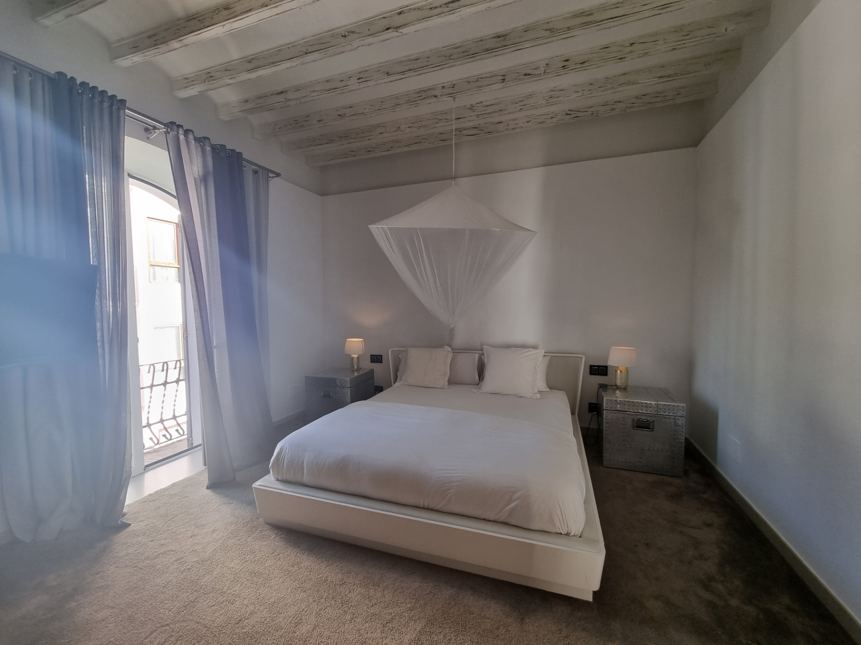 Dos apartamentos en edificio histórico con ascensor y terraza en la azotea