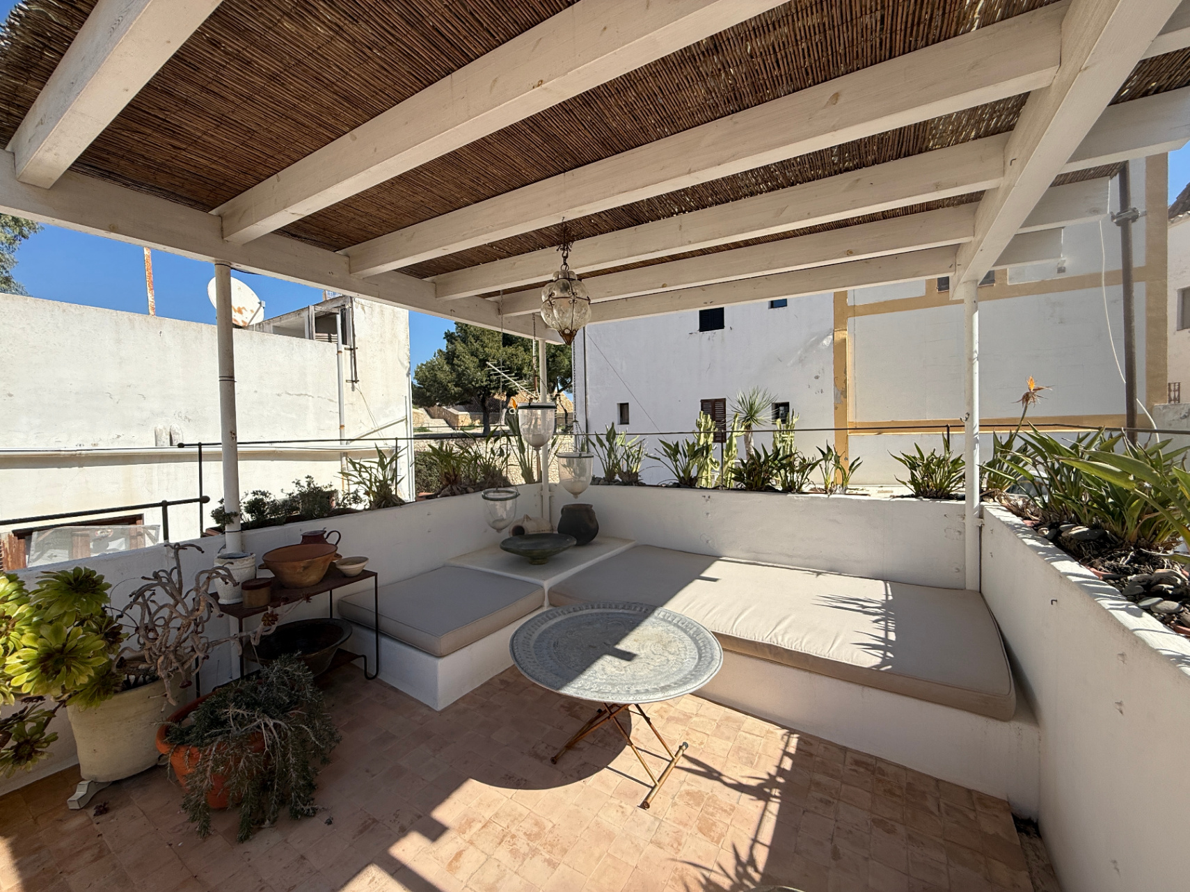 Encantador apartamento de estilo exclusivo con terraza privada en el tranquilo corazón de Dalt Vila