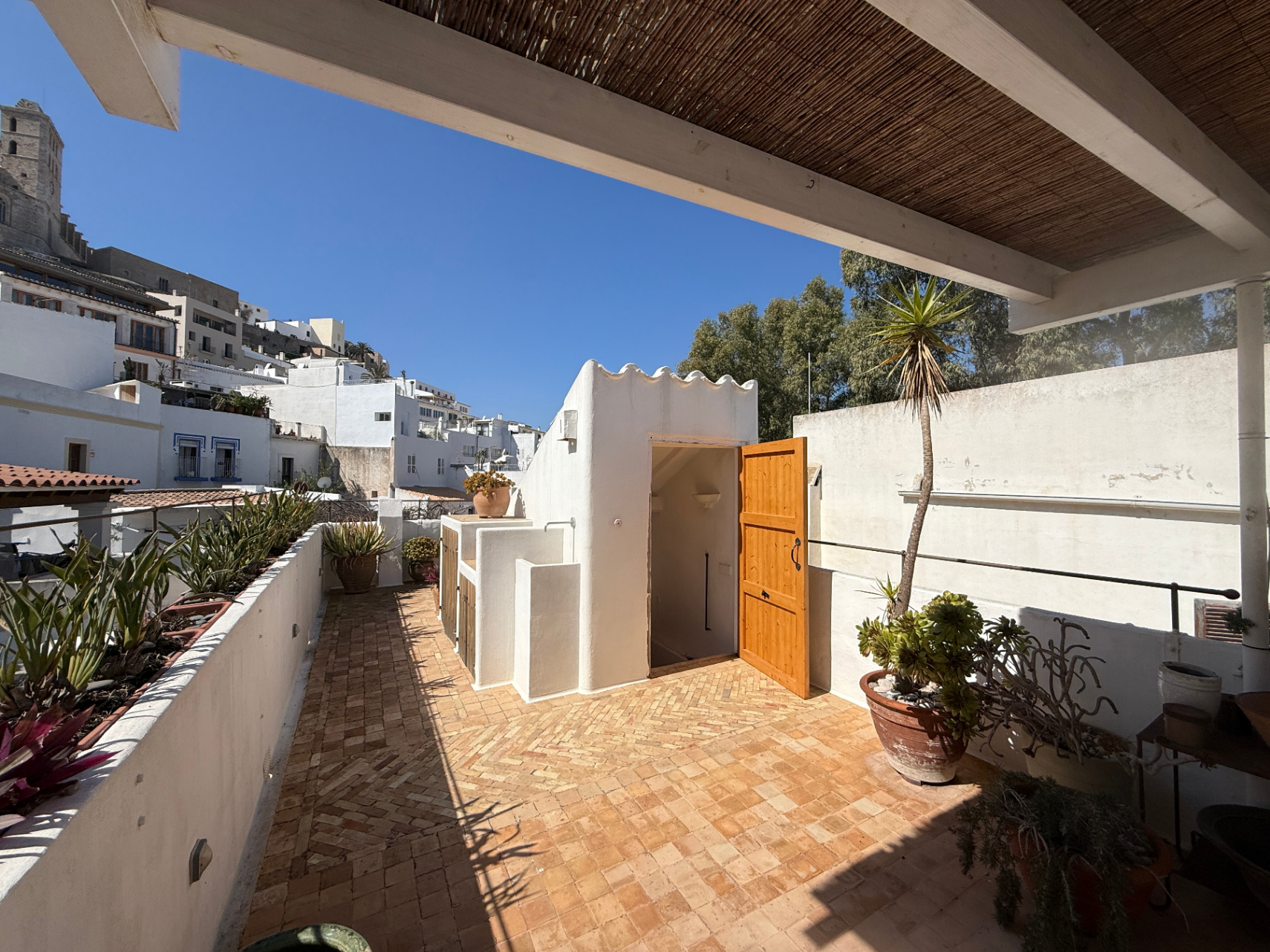 Encantador apartamento de estilo exclusivo con terraza privada en el tranquilo corazón de Dalt Vila