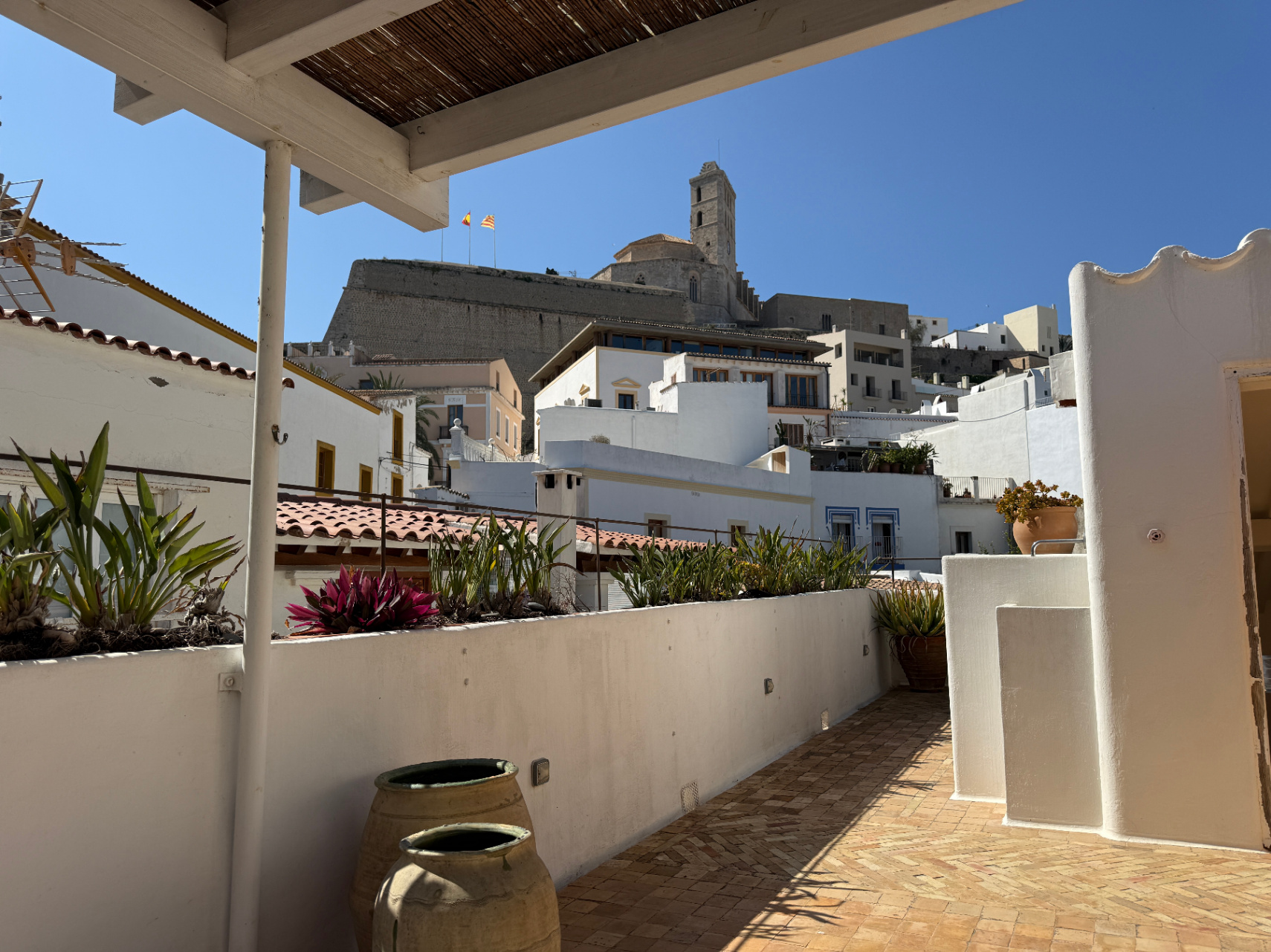 Encantador apartamento de estilo exclusivo con terraza privada en el tranquilo corazón de Dalt Vila