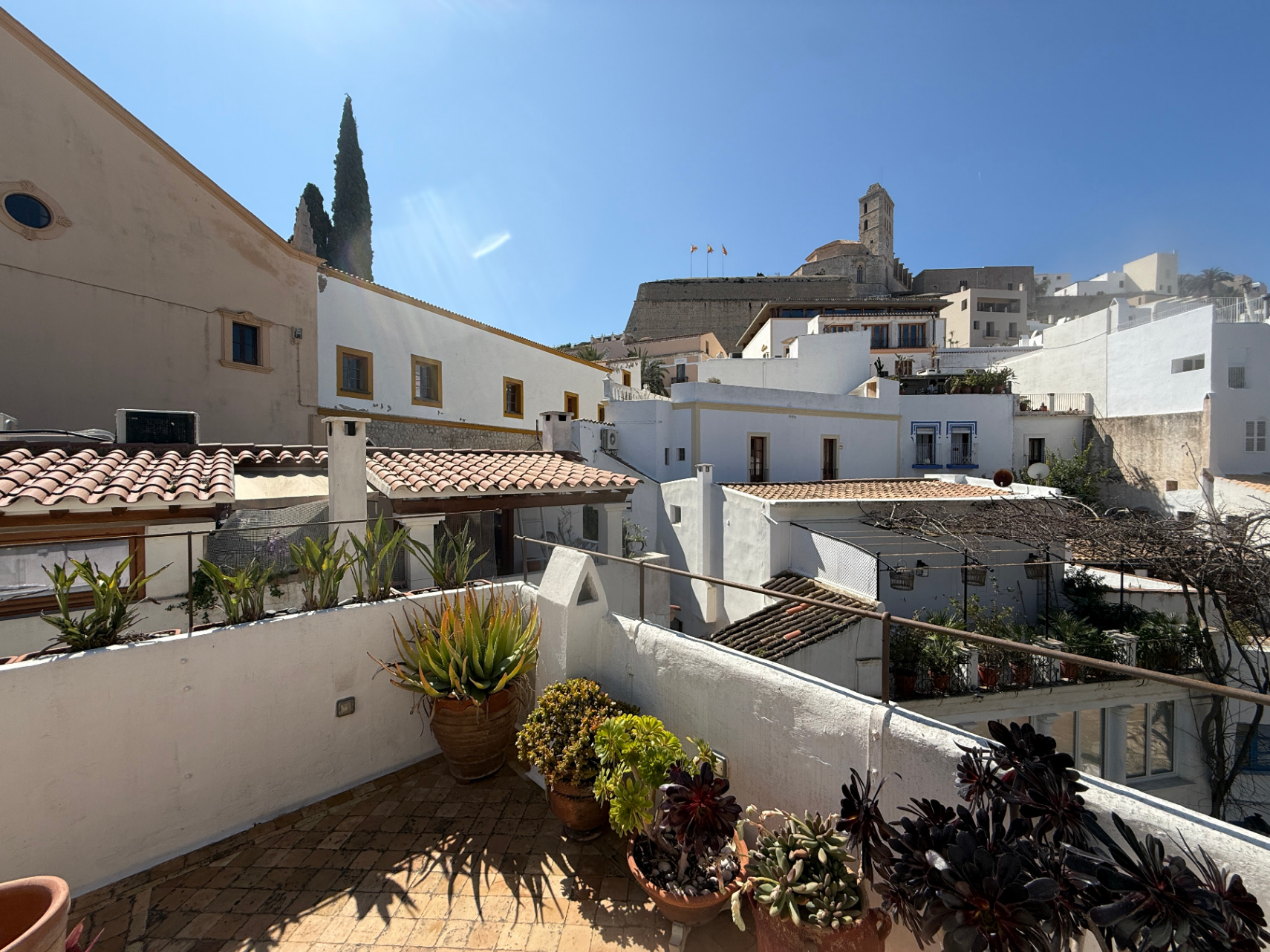 Encantador apartamento de estilo exclusivo con terraza privada en el tranquilo corazón de Dalt Vila