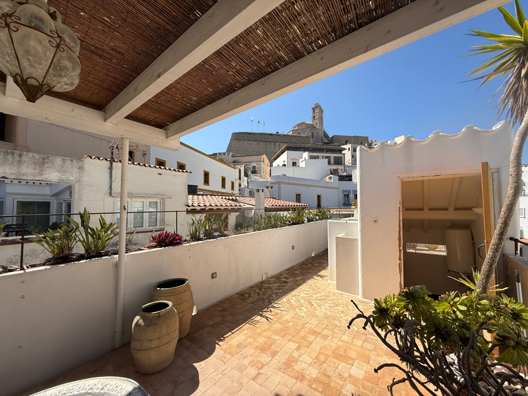 Encantador apartamento de estilo exclusivo con terraza privada en el tranquilo corazón de Dalt Vila