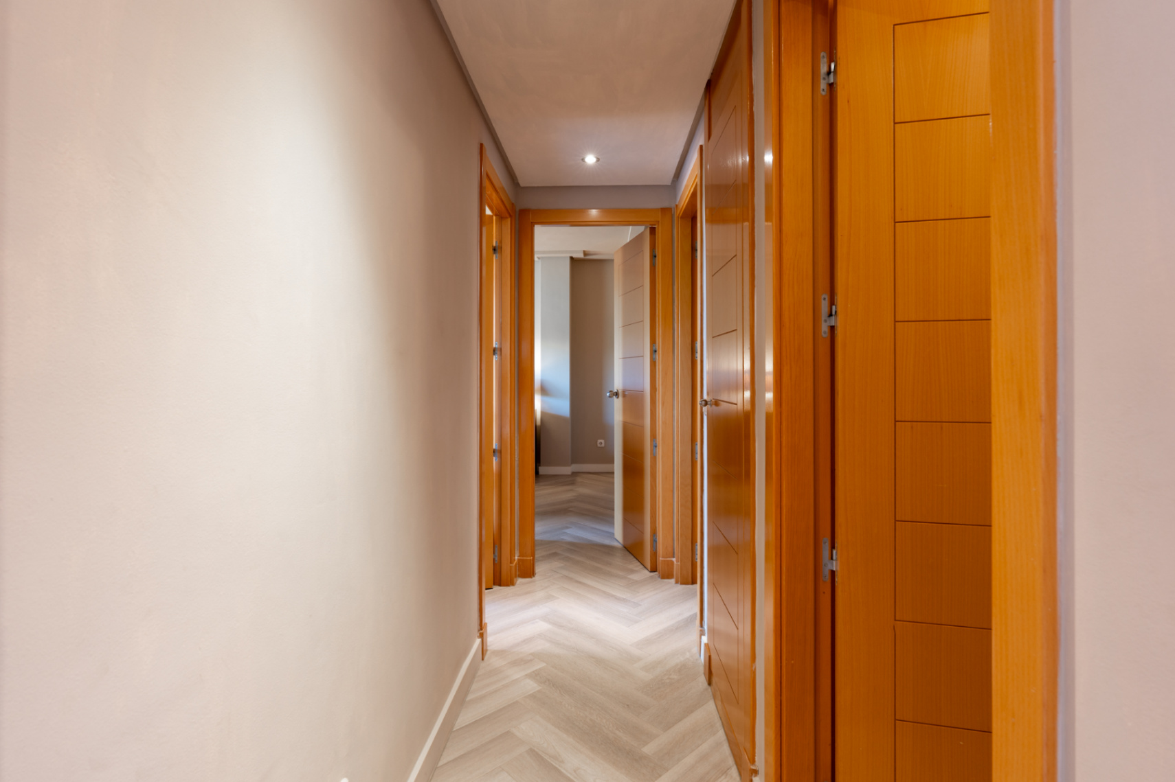 Exclusive apartment in Roca Llisa with a spacious terrace and wellness access.