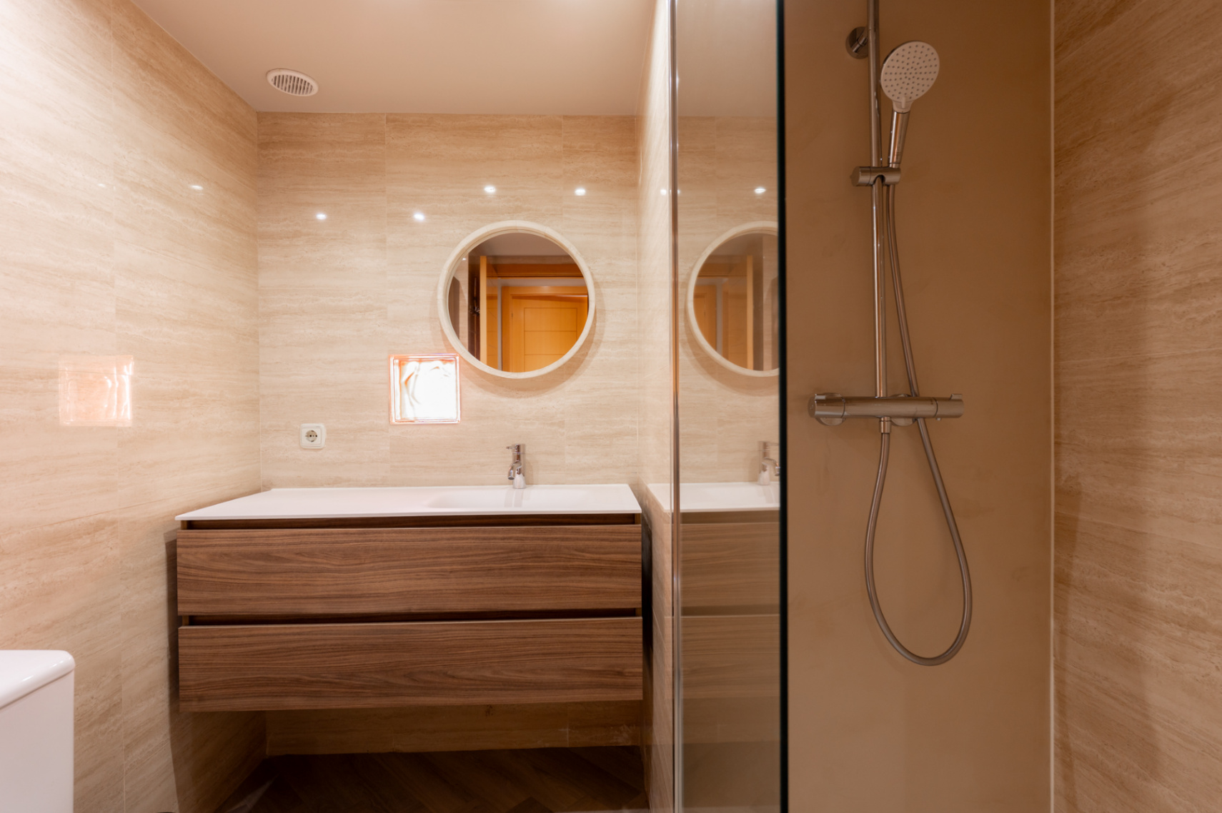 Exclusive apartment in Roca Llisa with a spacious terrace and wellness access.