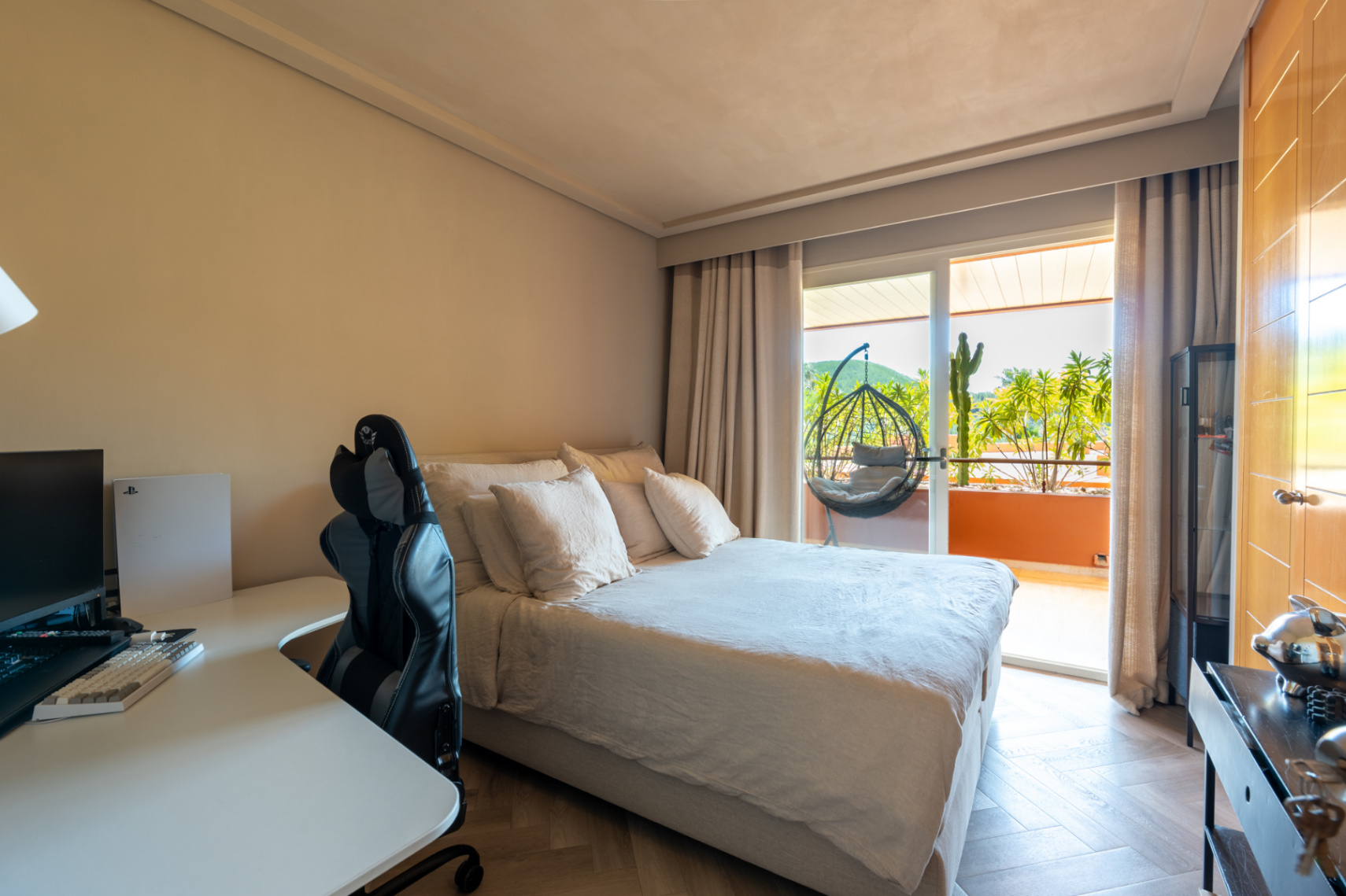 Exclusive apartment in Roca Llisa with a spacious terrace and wellness access.