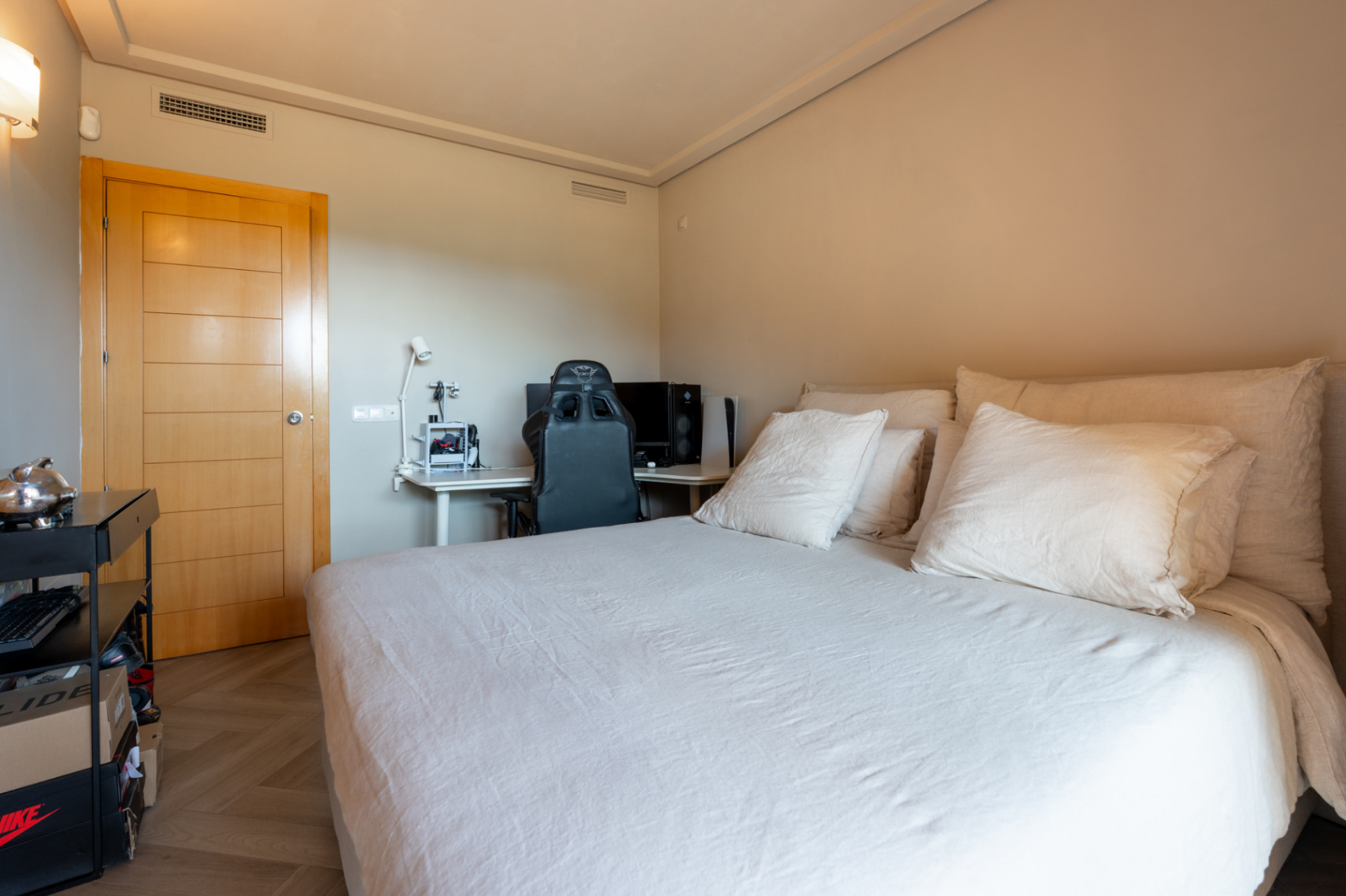 Exclusive apartment in Roca Llisa with a spacious terrace and wellness access.