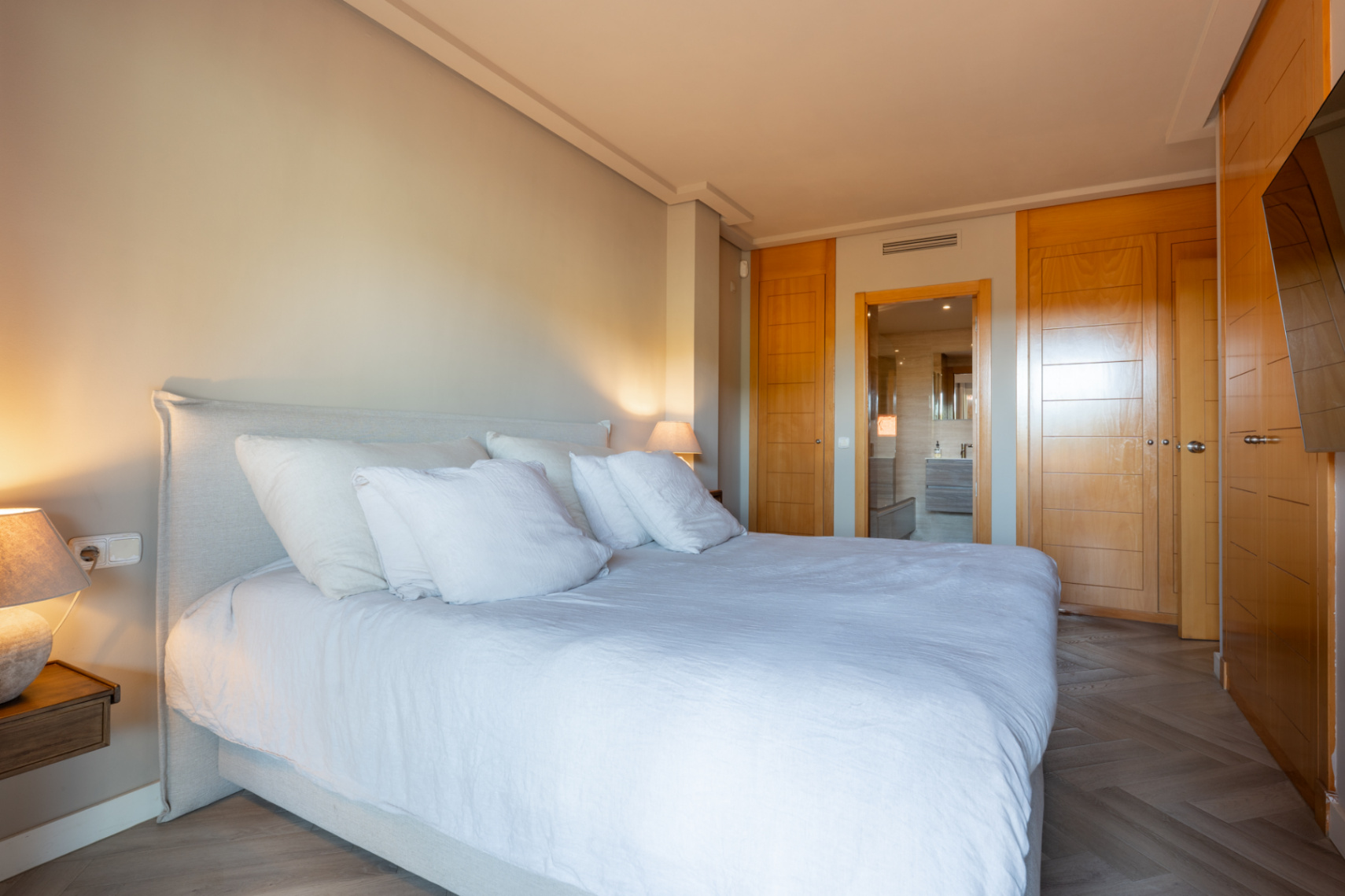 Exclusive apartment in Roca Llisa with a spacious terrace and wellness access.