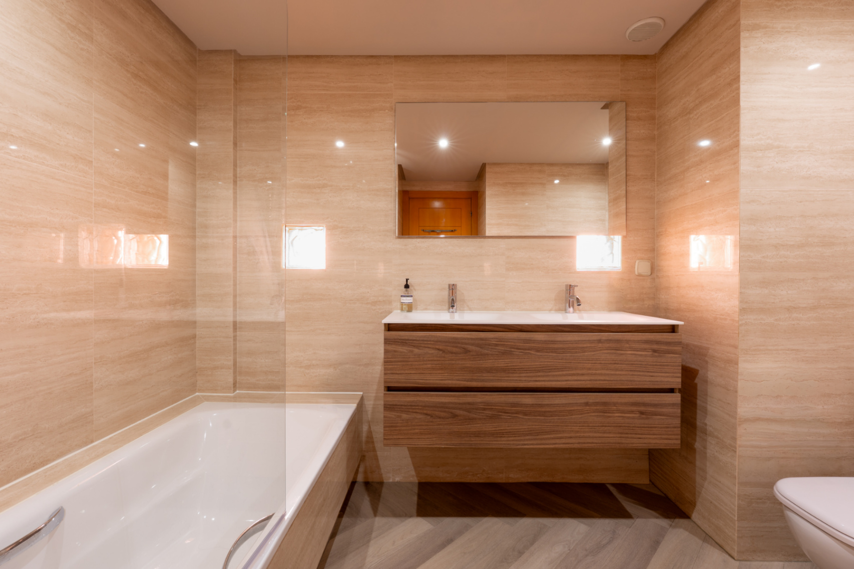 Exclusive apartment in Roca Llisa with a spacious terrace and wellness access.