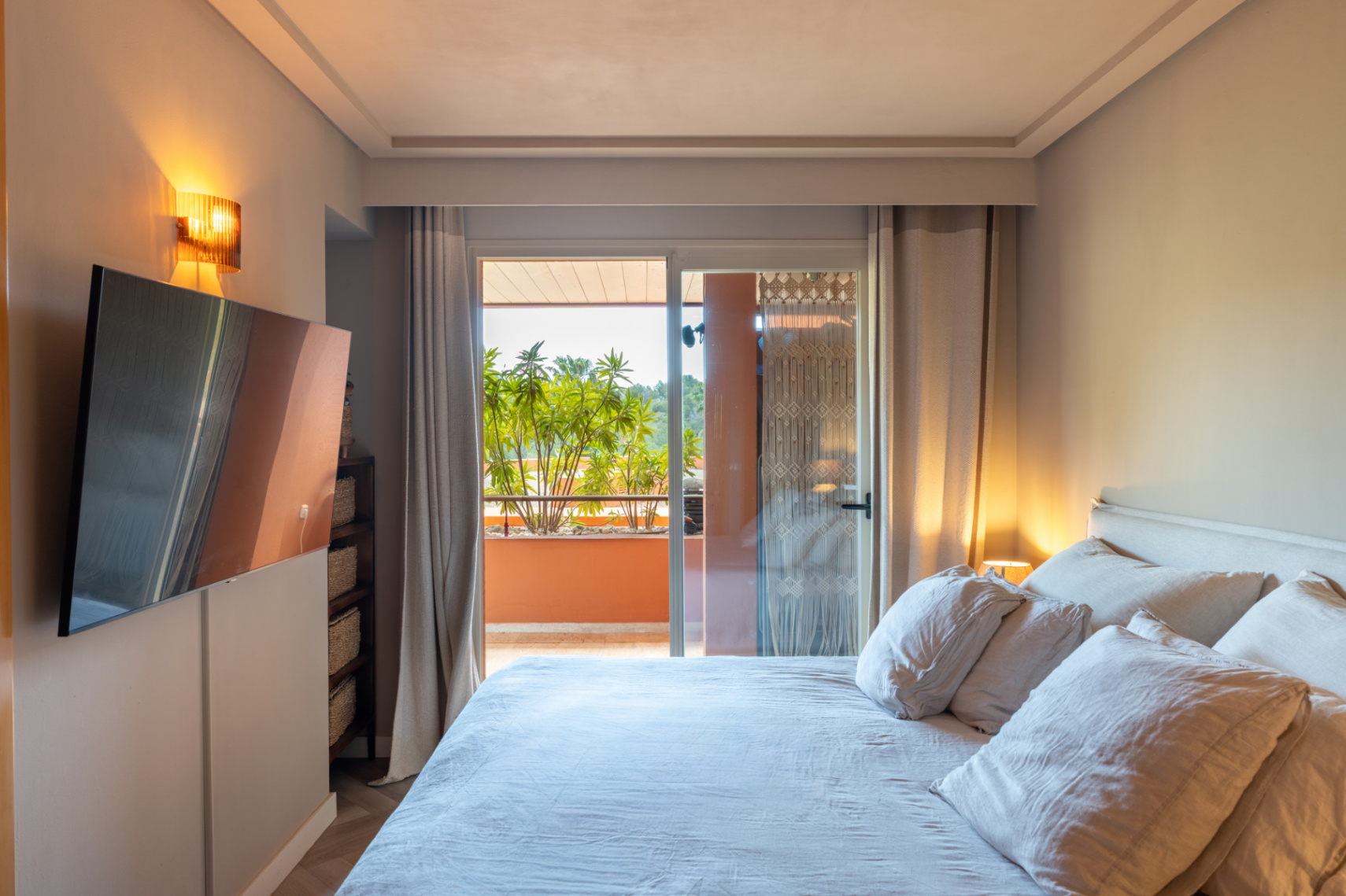 Exclusive apartment in Roca Llisa with a spacious terrace and wellness access.