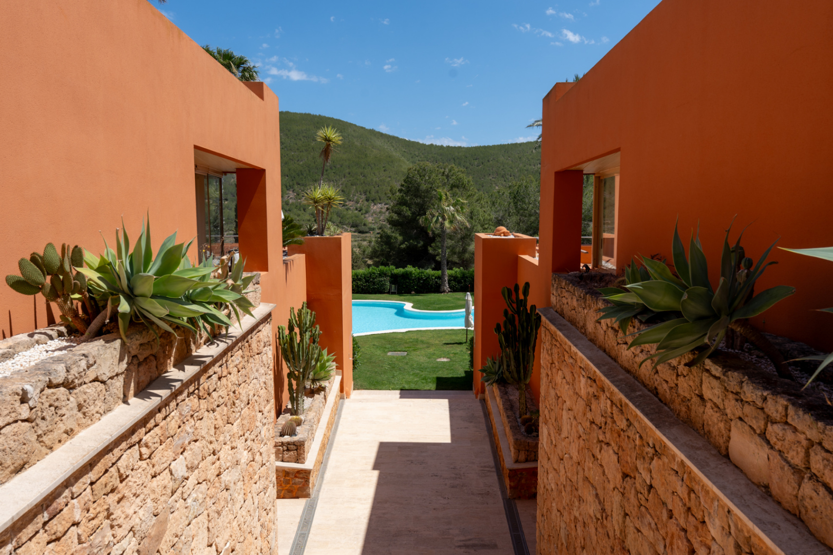 Exclusive apartment in Roca Llisa with a spacious terrace and wellness access.