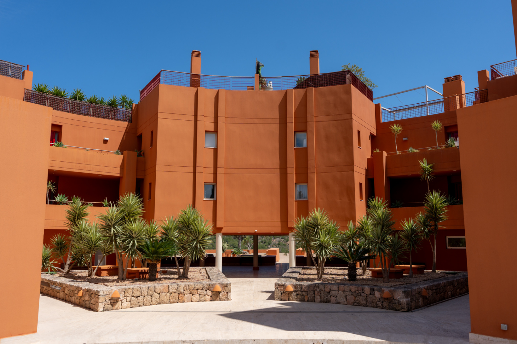 Exclusive apartment in Roca Llisa with a spacious terrace and wellness access.
