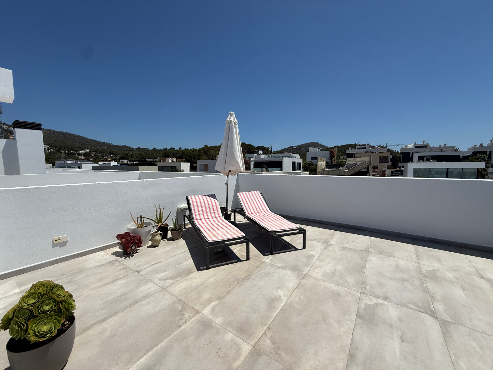 Modern Corner Townhouse with Communal Pool in Jesús - Talamanca