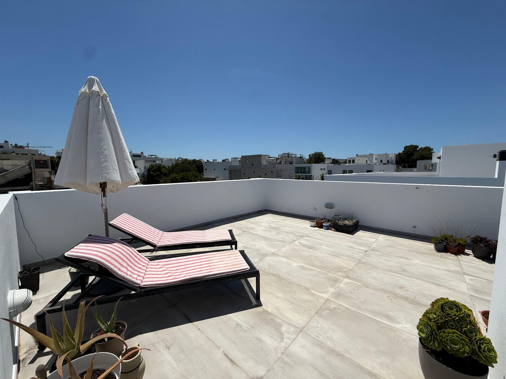 Modern Corner Townhouse with Communal Pool in Jesús - Talamanca