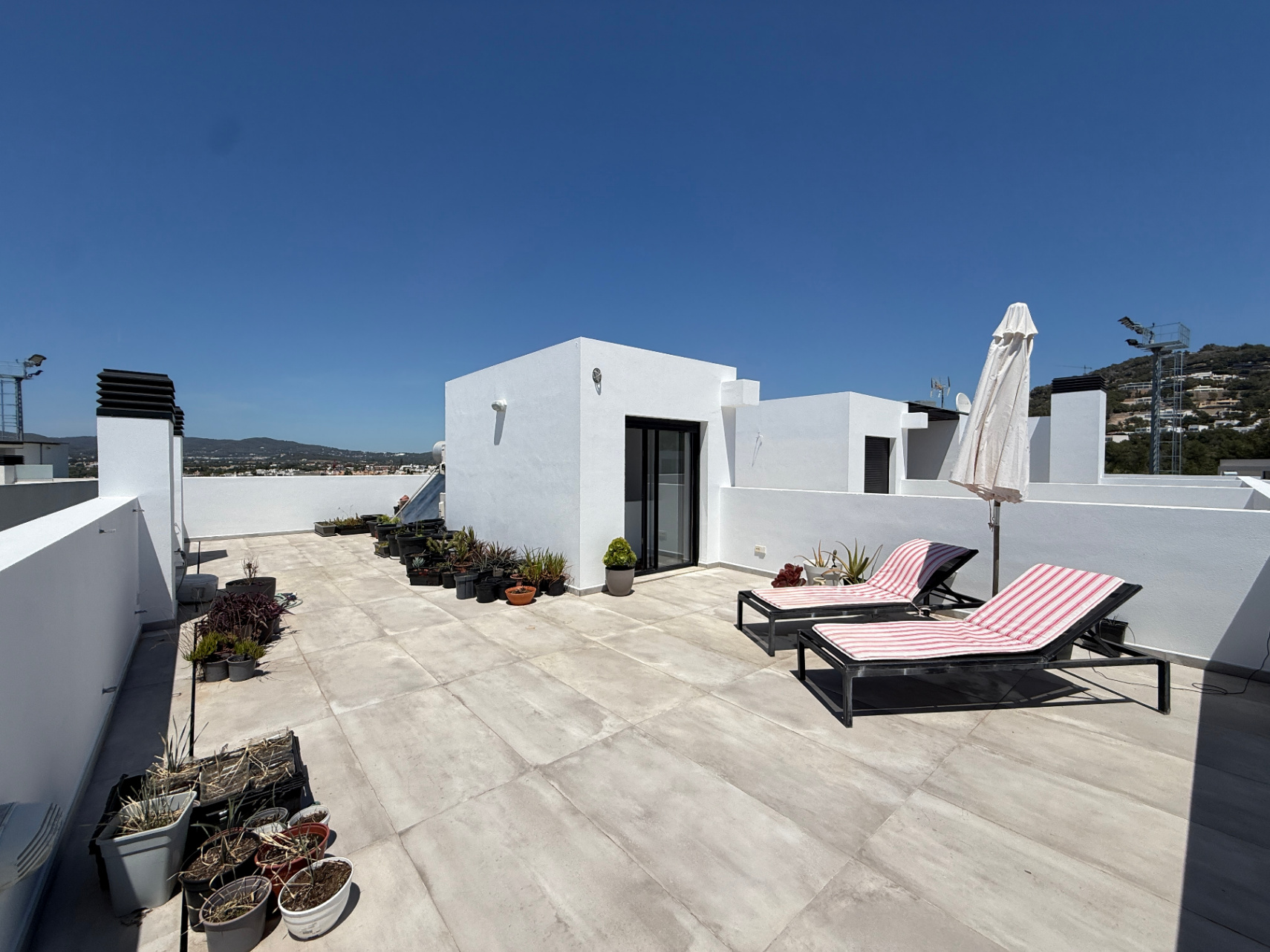 Modern Corner Townhouse with Communal Pool in Jesús - Talamanca