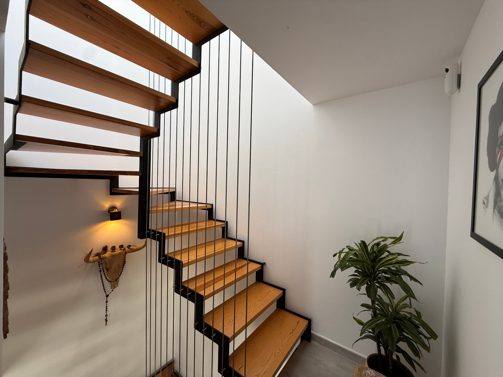 Modern Corner Townhouse with Communal Pool in Jesús - Talamanca