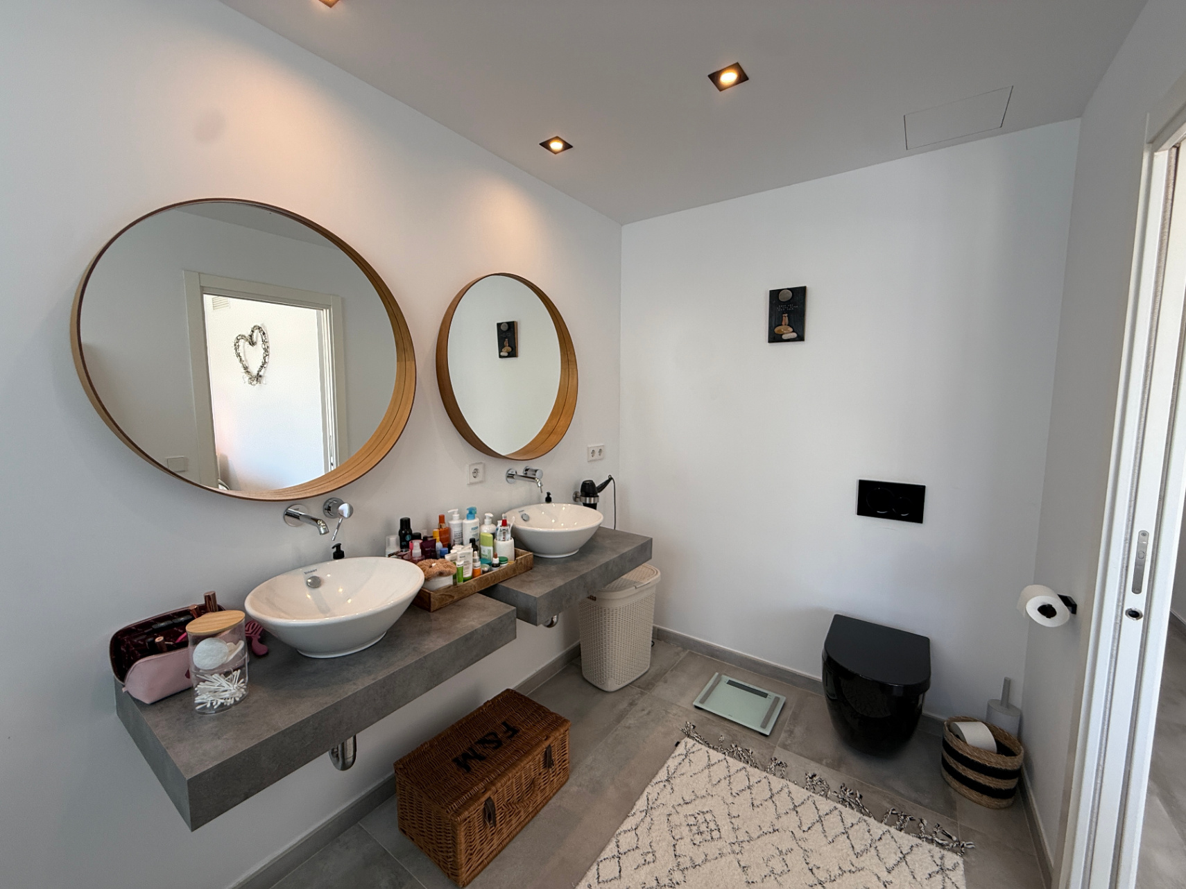 Modern Corner Townhouse with Communal Pool in Jesús - Talamanca