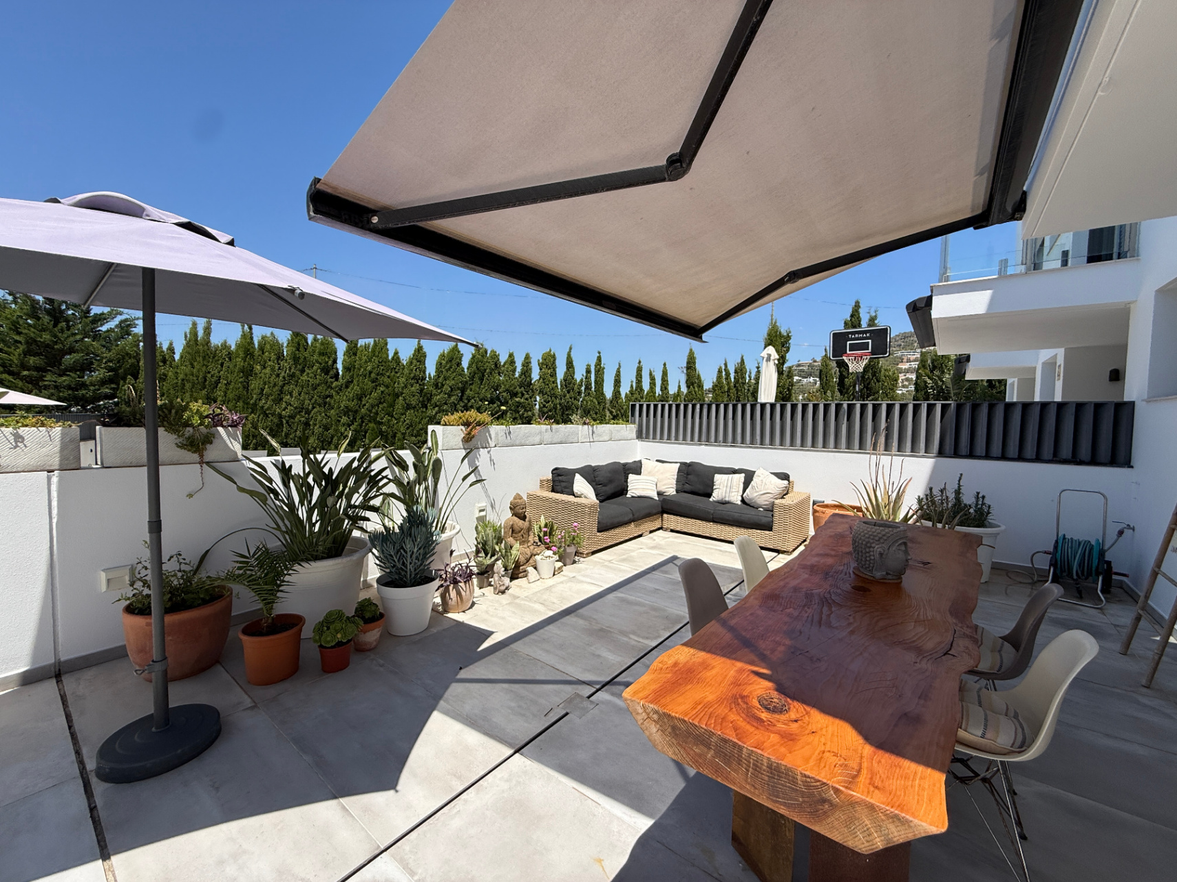 Modern Corner Townhouse with Communal Pool in Jesús - Talamanca