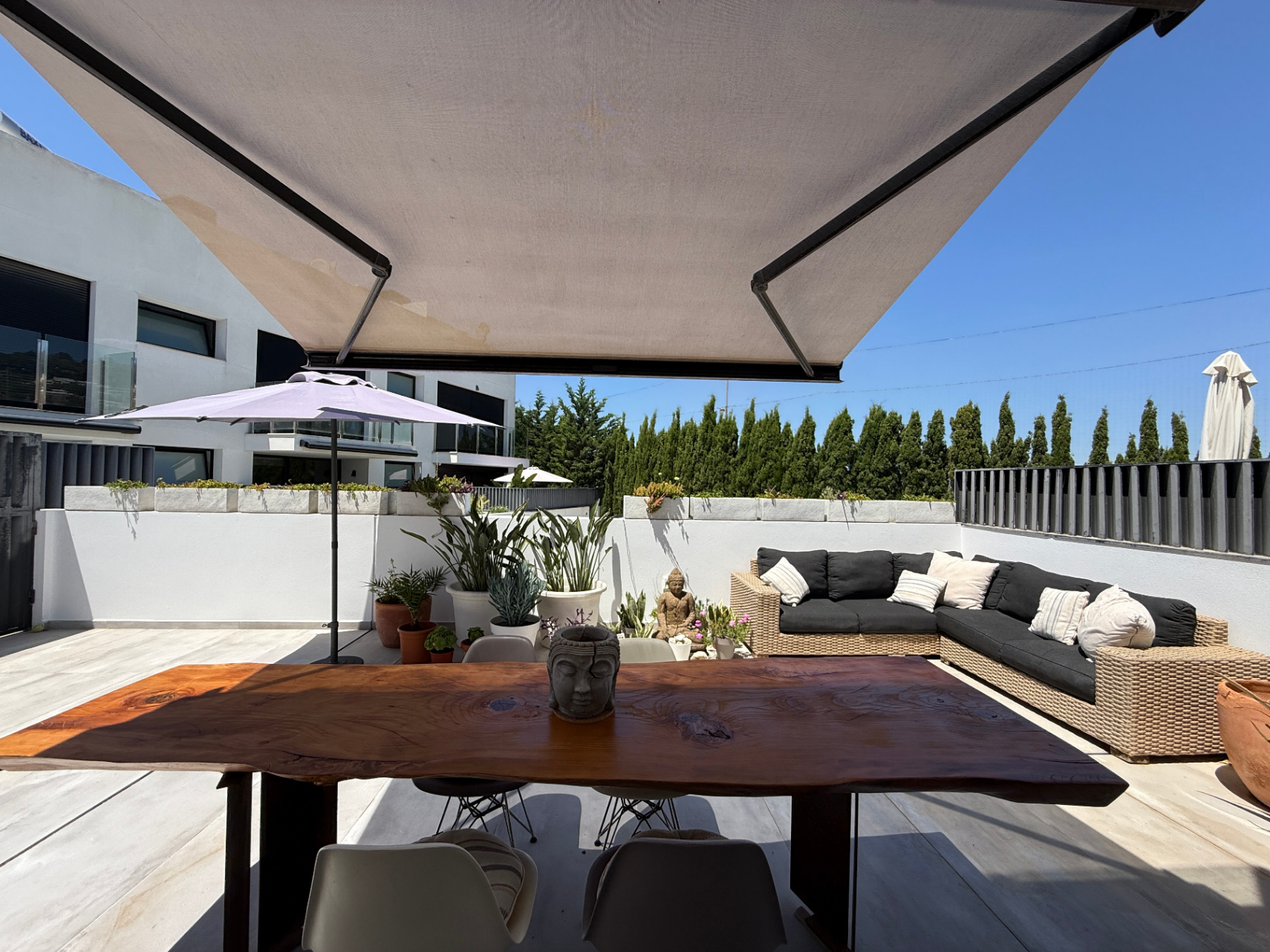Modern Corner Townhouse with Communal Pool in Jesús - Talamanca