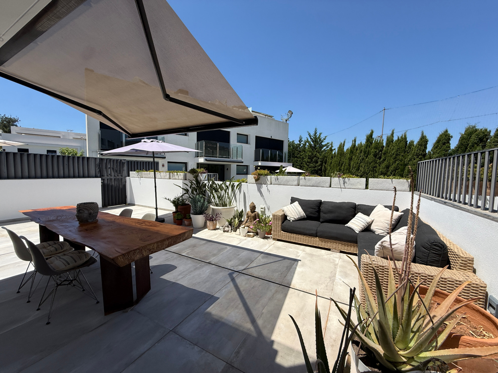 Modern Corner Townhouse with Communal Pool in Jesús - Talamanca