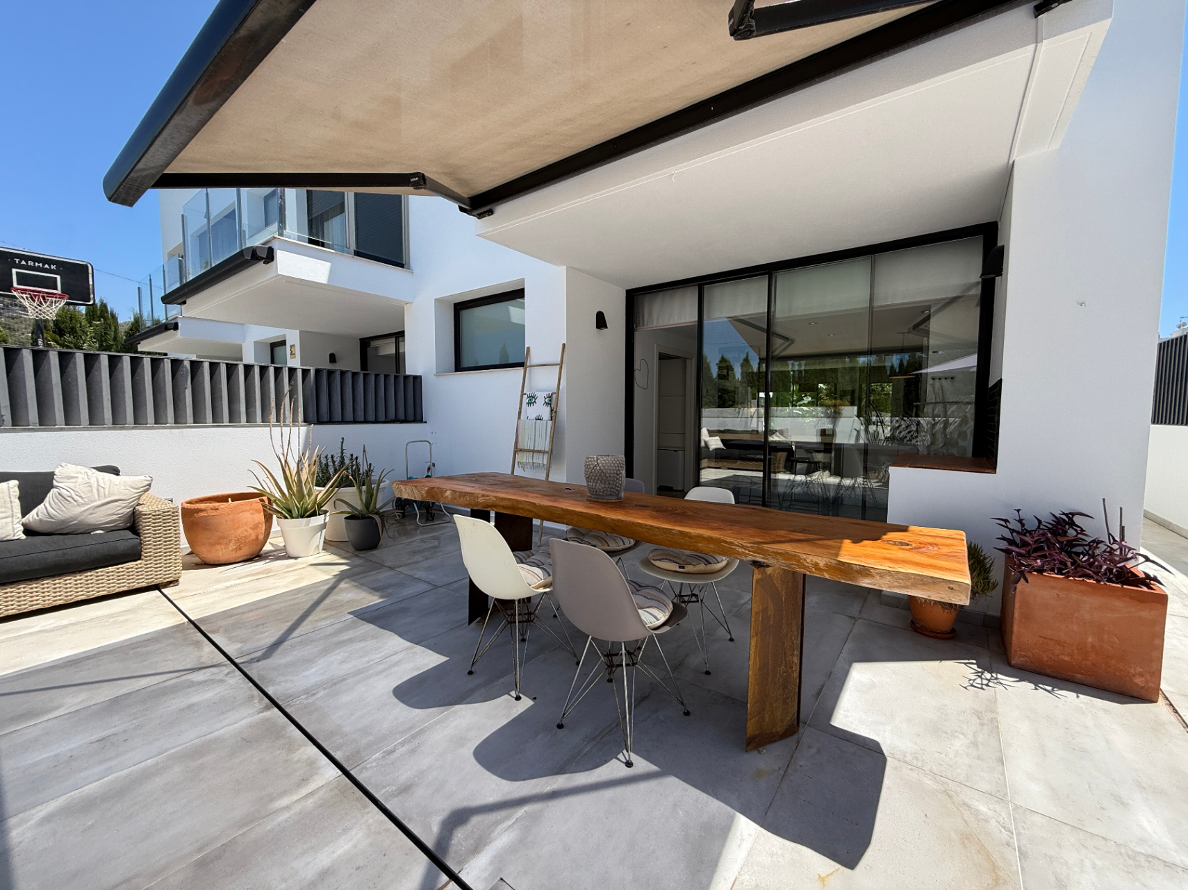 Modern Corner Townhouse with Communal Pool in Jesús - Talamanca