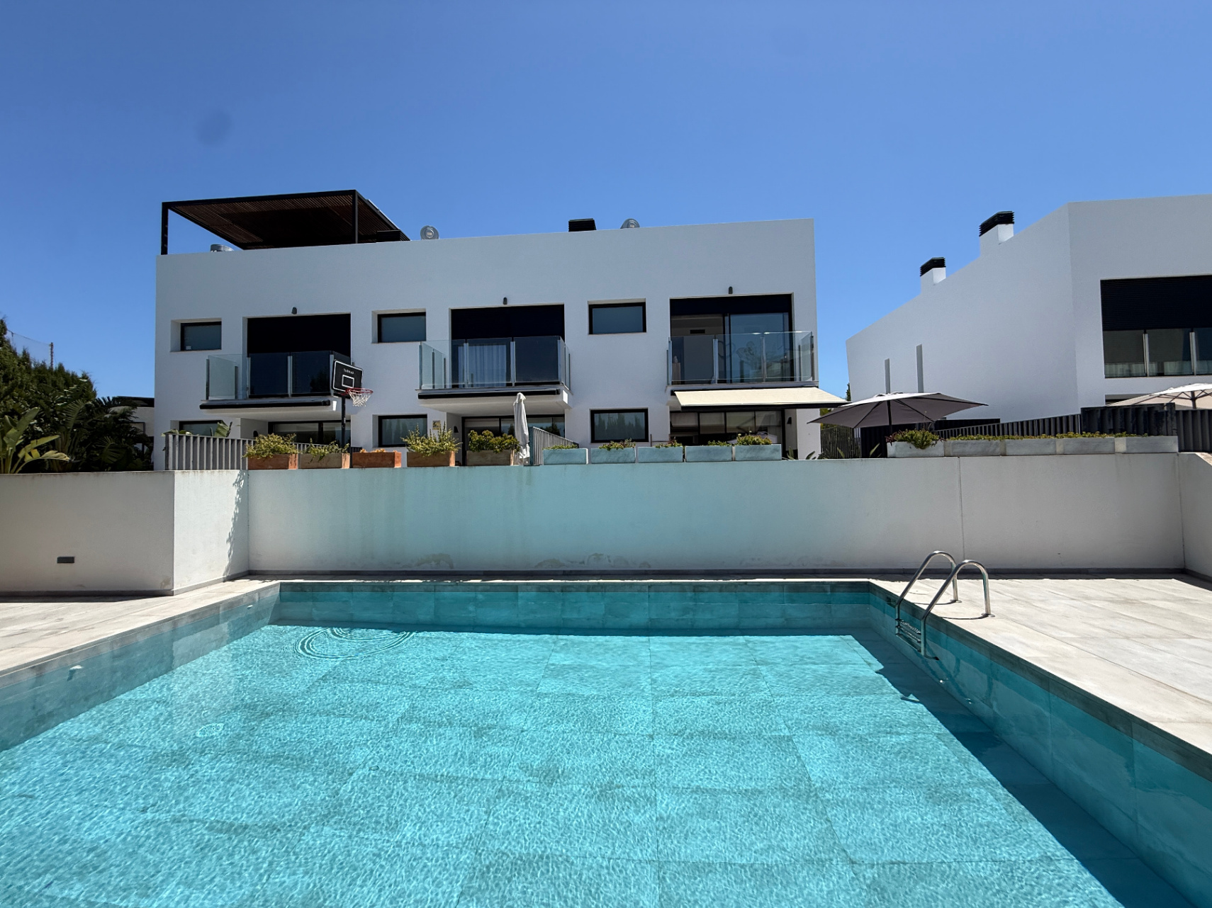 Modern Corner Townhouse with Communal Pool in Jesús - Talamanca