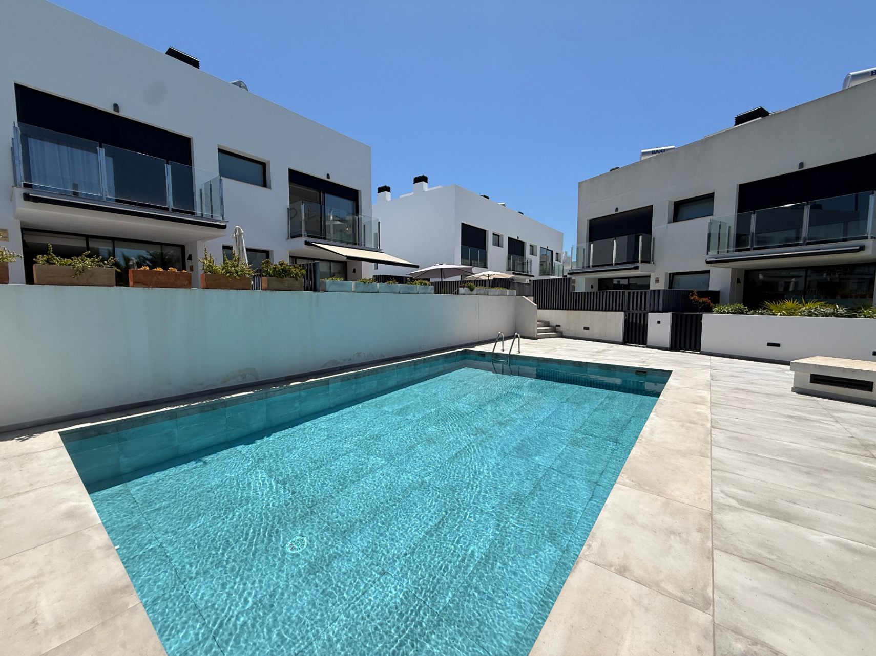 Modern Corner Townhouse with Communal Pool in Jesús - Talamanca