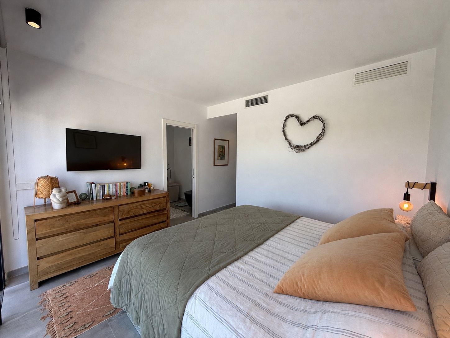Modern Corner Townhouse with Communal Pool in Jesús - Talamanca