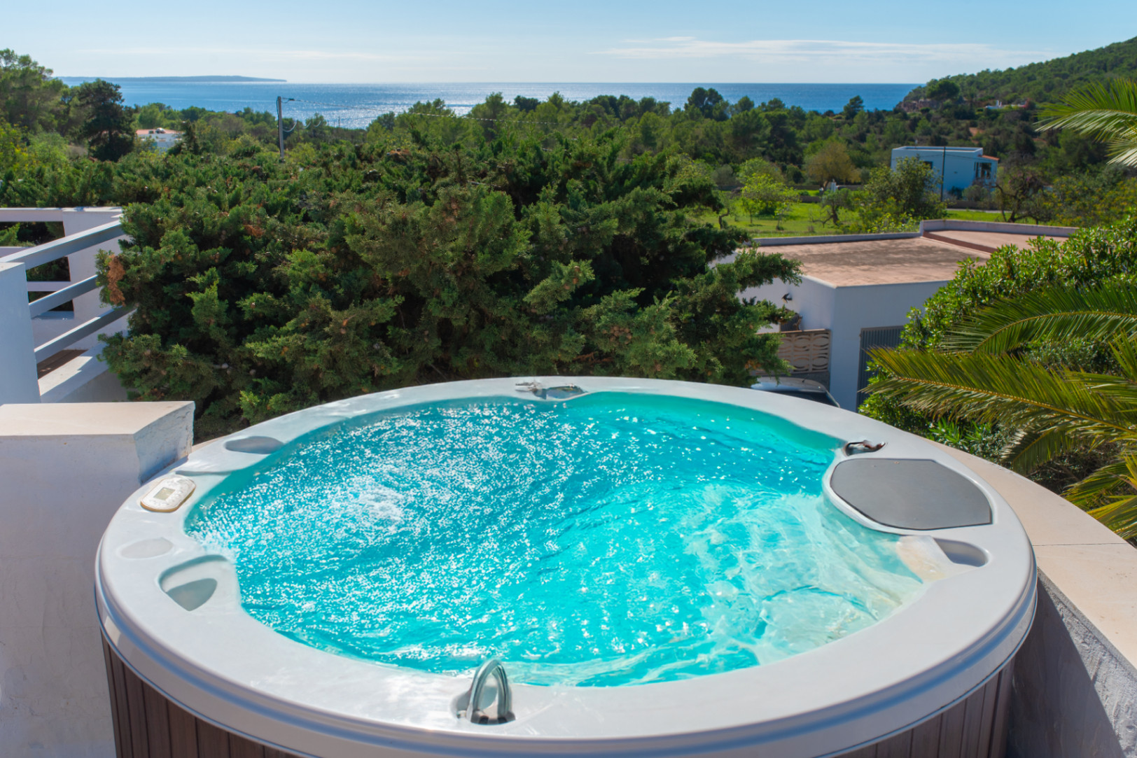 Exclusiva Villa Mediterránea con Vistas al Mar en la Costa Sur de Ibiza