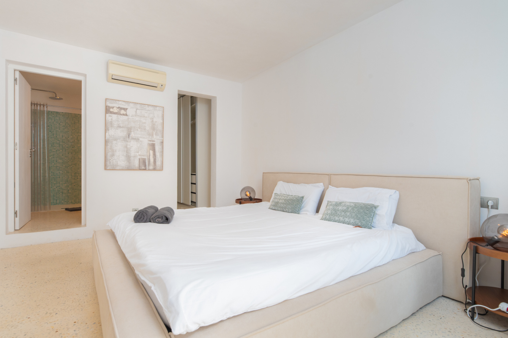Exclusiva Villa Mediterránea con Vistas al Mar en la Costa Sur de Ibiza