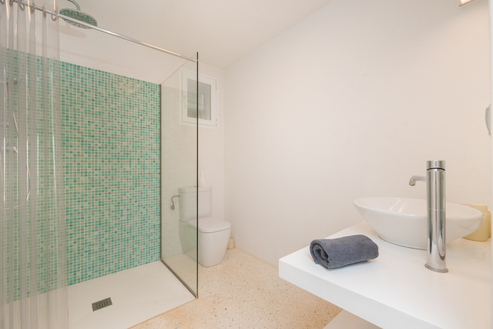 Exclusiva Villa Mediterránea con Vistas al Mar en la Costa Sur de Ibiza