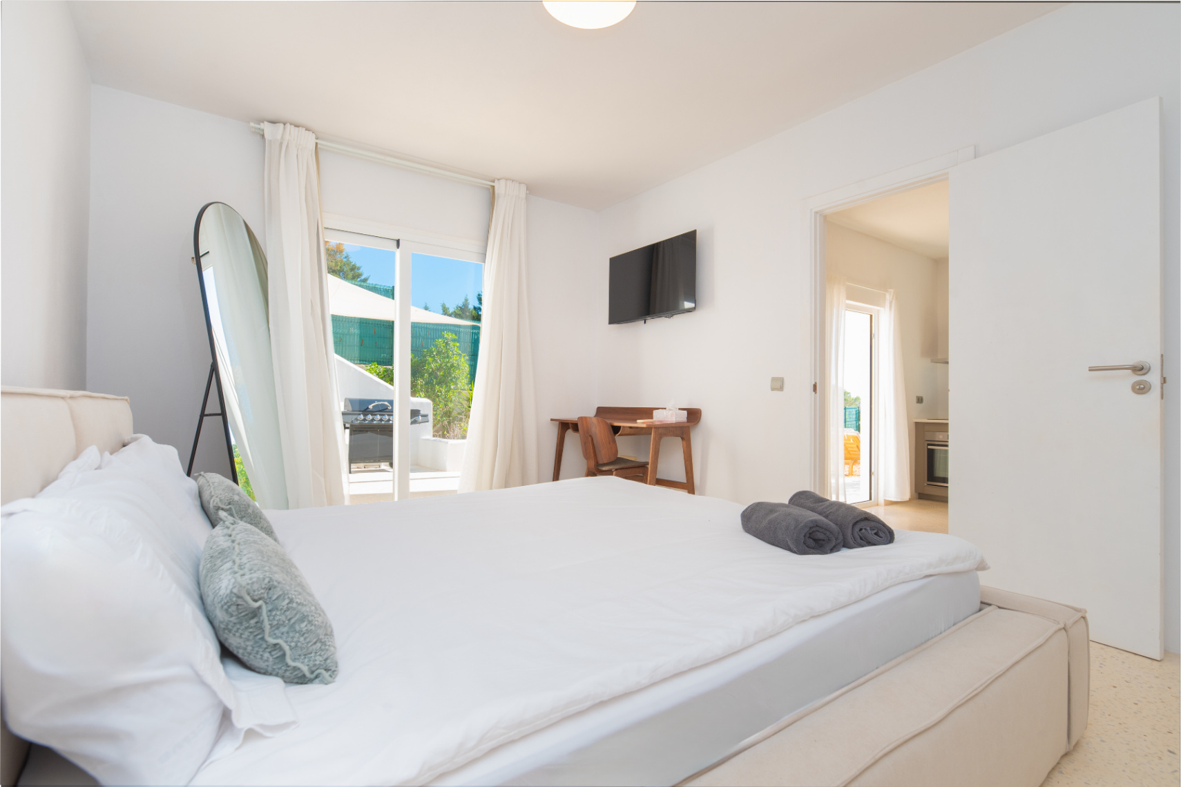 Exclusiva Villa Mediterránea con Vistas al Mar en la Costa Sur de Ibiza