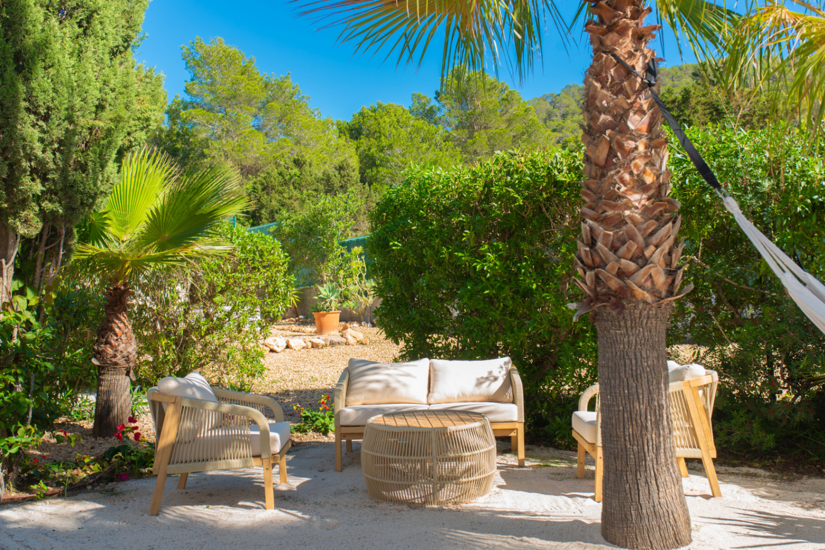Exclusiva Villa Mediterránea con Vistas al Mar en la Costa Sur de Ibiza