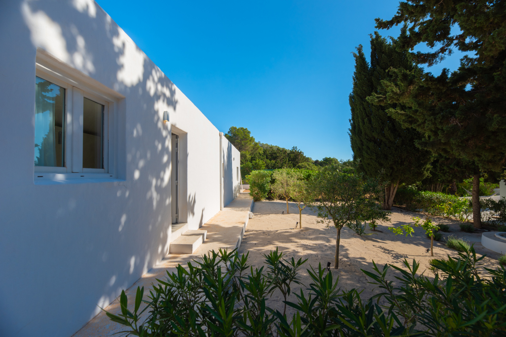 Exclusiva Villa Mediterránea con Vistas al Mar en la Costa Sur de Ibiza