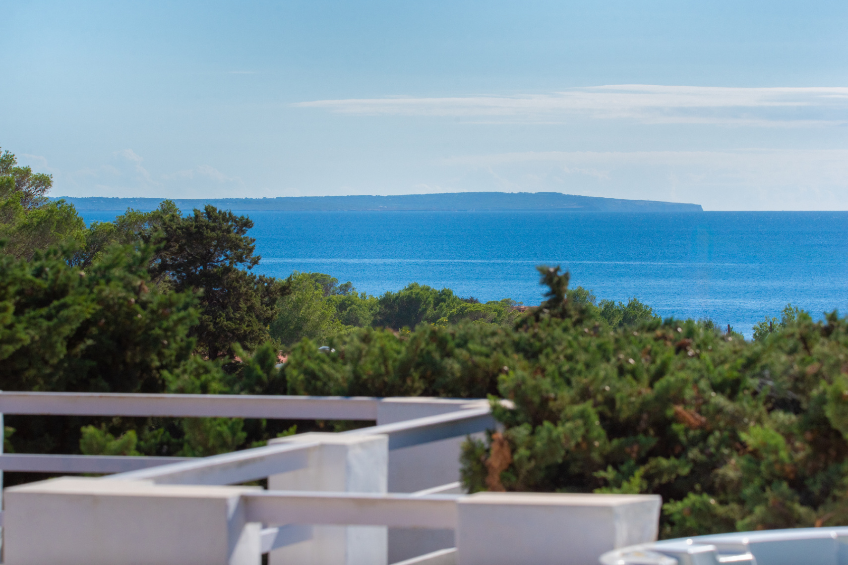 Exclusiva Villa Mediterránea con Vistas al Mar en la Costa Sur de Ibiza