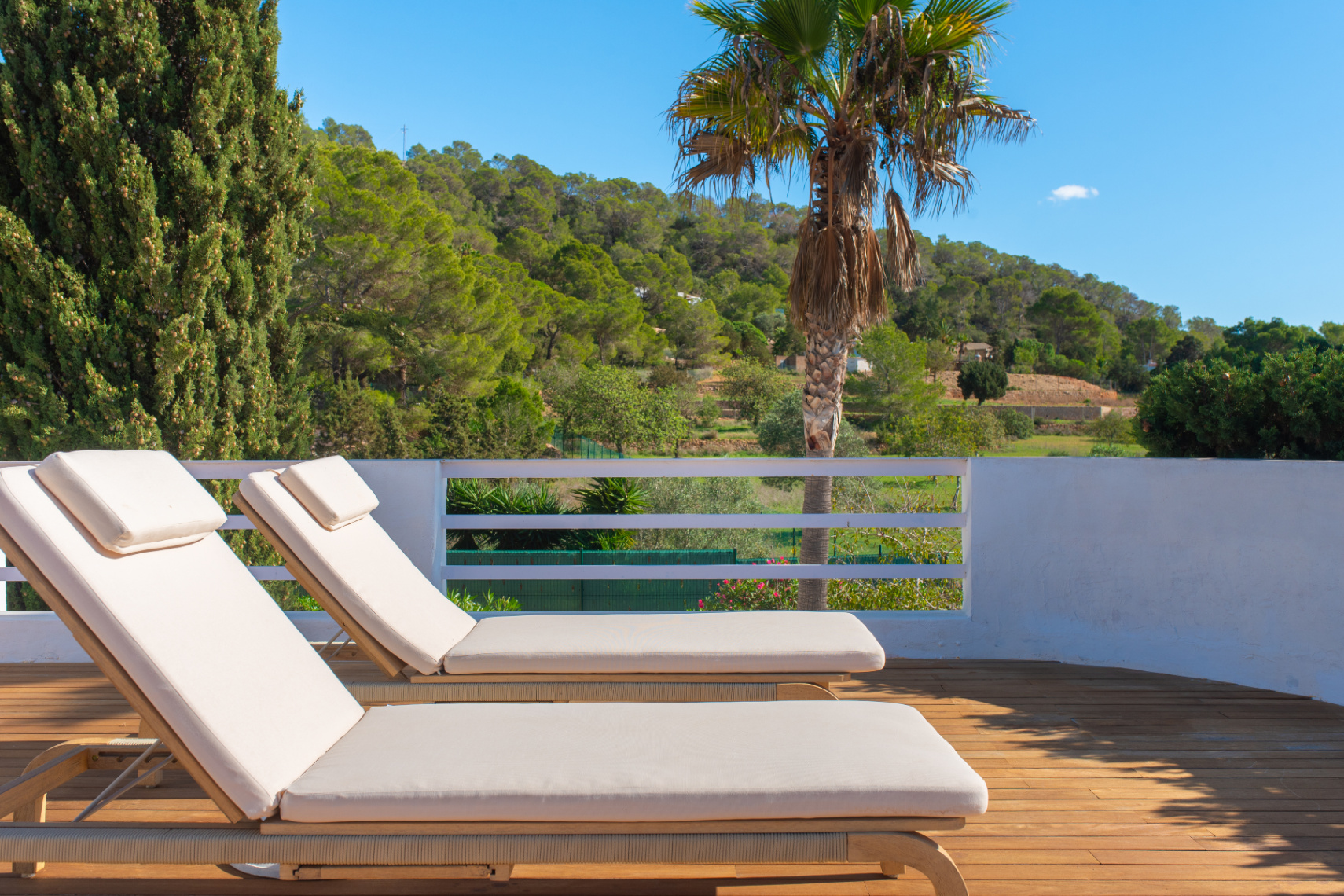 Exclusiva Villa Mediterránea con Vistas al Mar en la Costa Sur de Ibiza