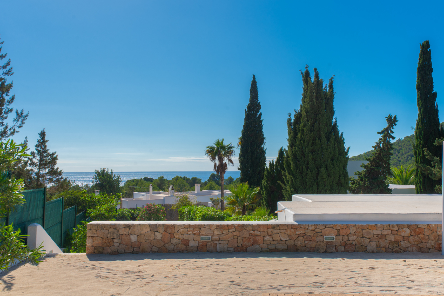Exclusiva Villa Mediterránea con Vistas al Mar en la Costa Sur de Ibiza