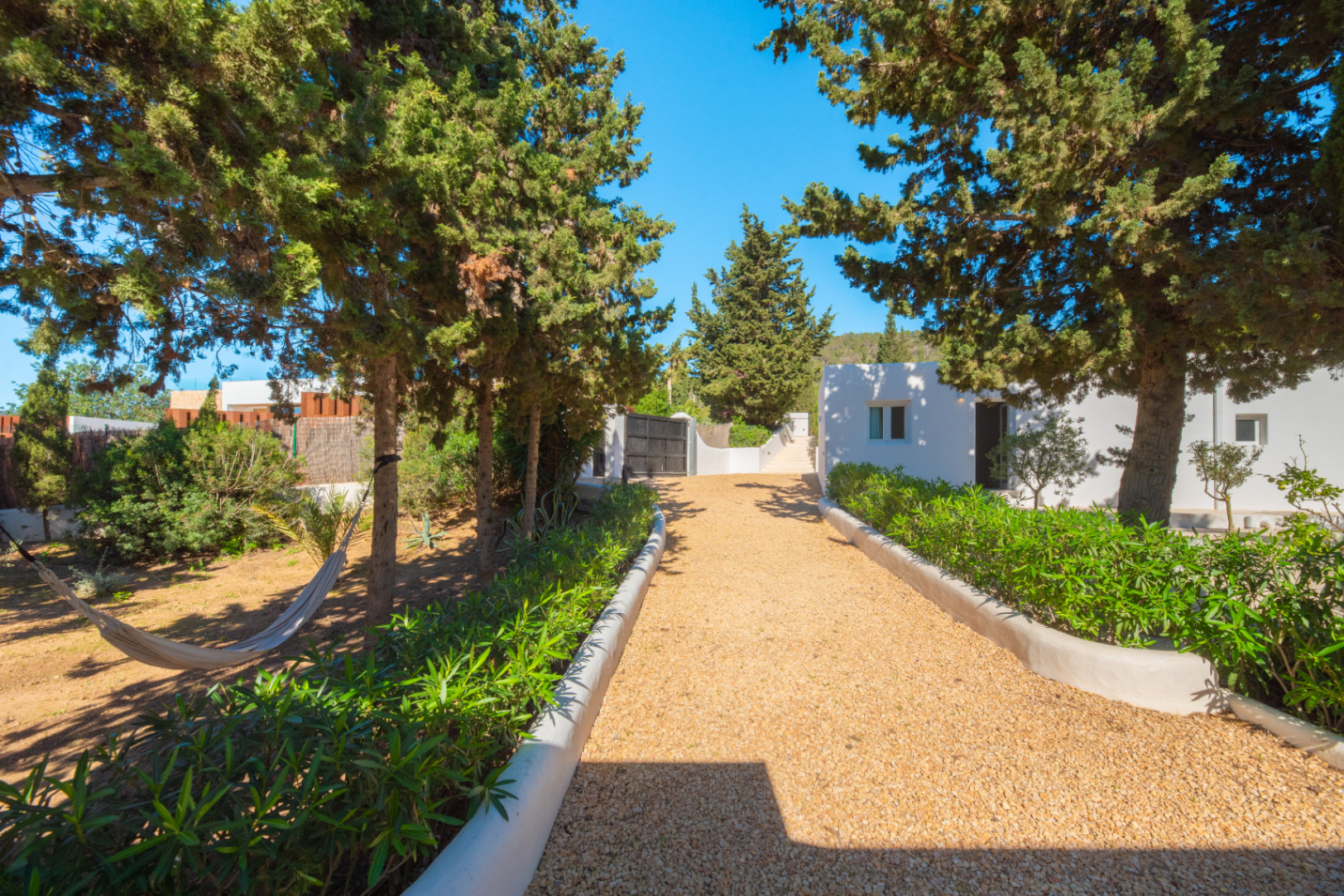 Exclusiva Villa Mediterránea con Vistas al Mar en la Costa Sur de Ibiza