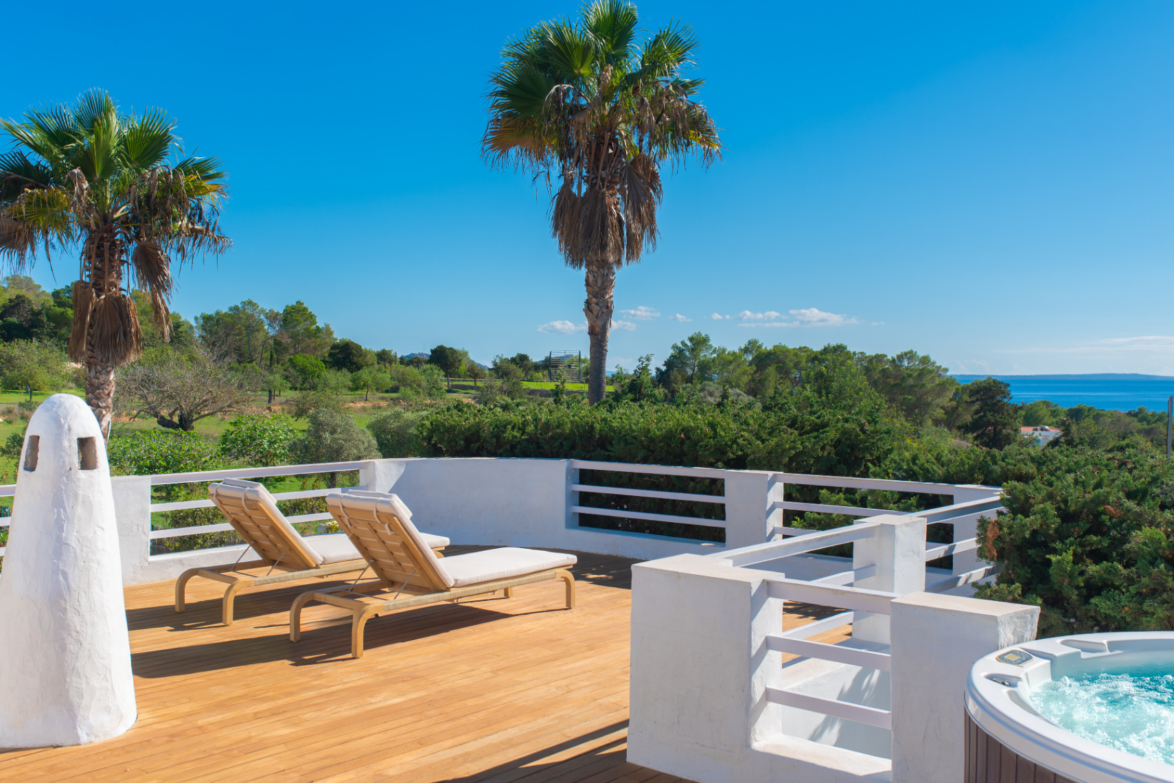 Exclusiva Villa Mediterránea con Vistas al Mar en la Costa Sur de Ibiza