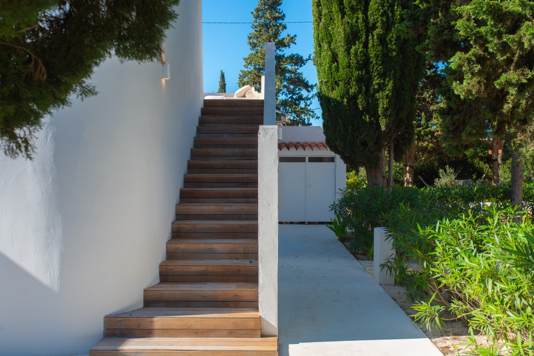 Exclusiva Villa Mediterránea con Vistas al Mar en la Costa Sur de Ibiza