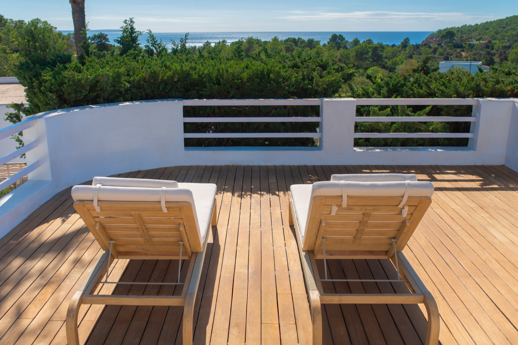 Exclusiva Villa Mediterránea con Vistas al Mar en la Costa Sur de Ibiza