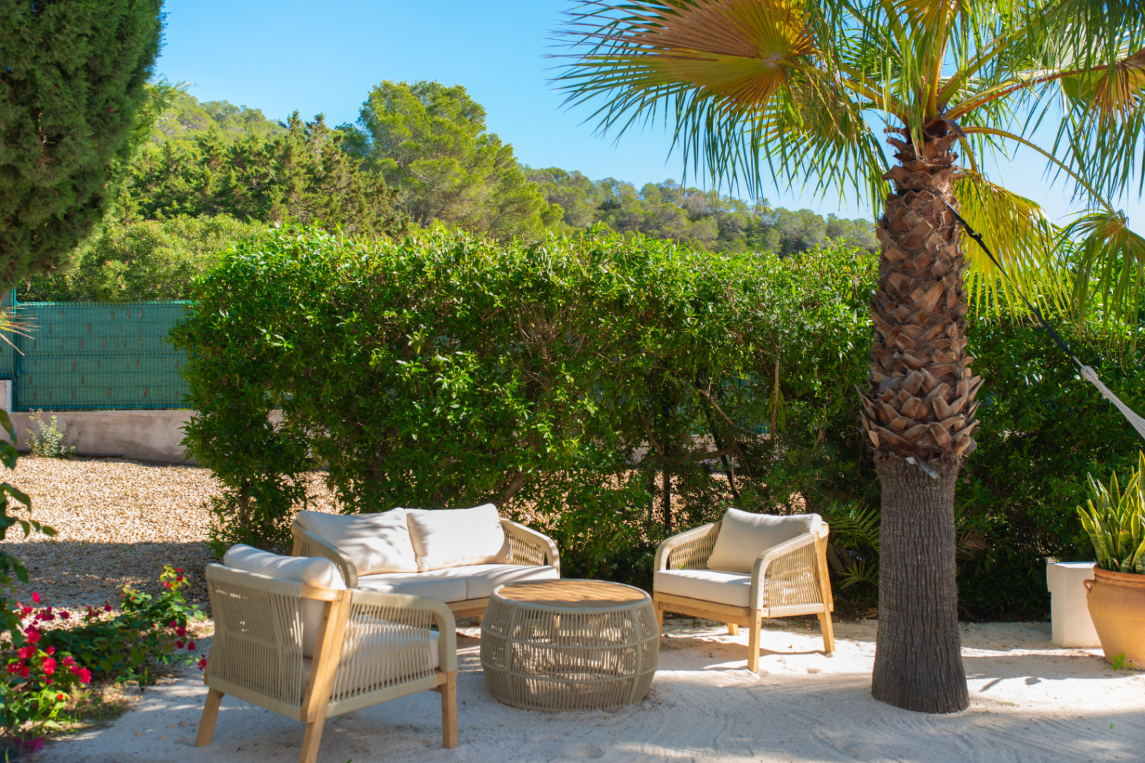 Exclusiva Villa Mediterránea con Vistas al Mar en la Costa Sur de Ibiza