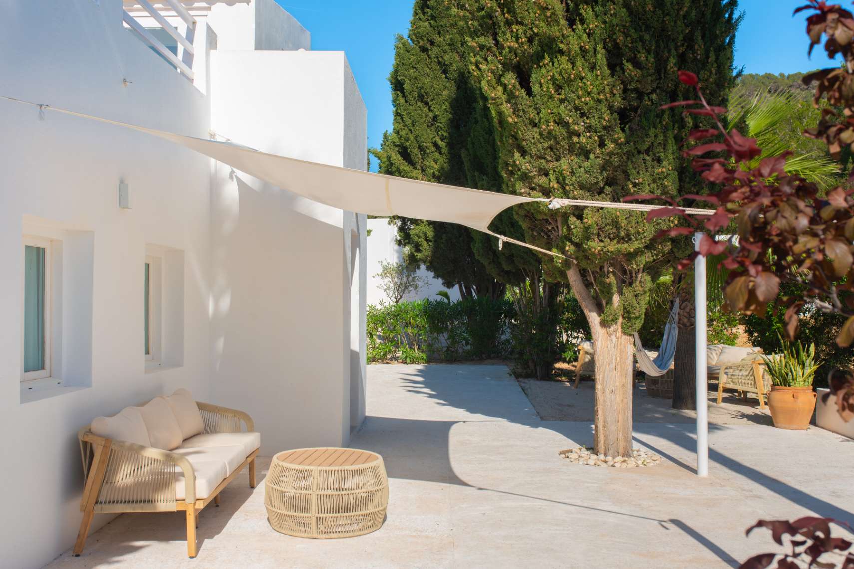 Exclusiva Villa Mediterránea con Vistas al Mar en la Costa Sur de Ibiza