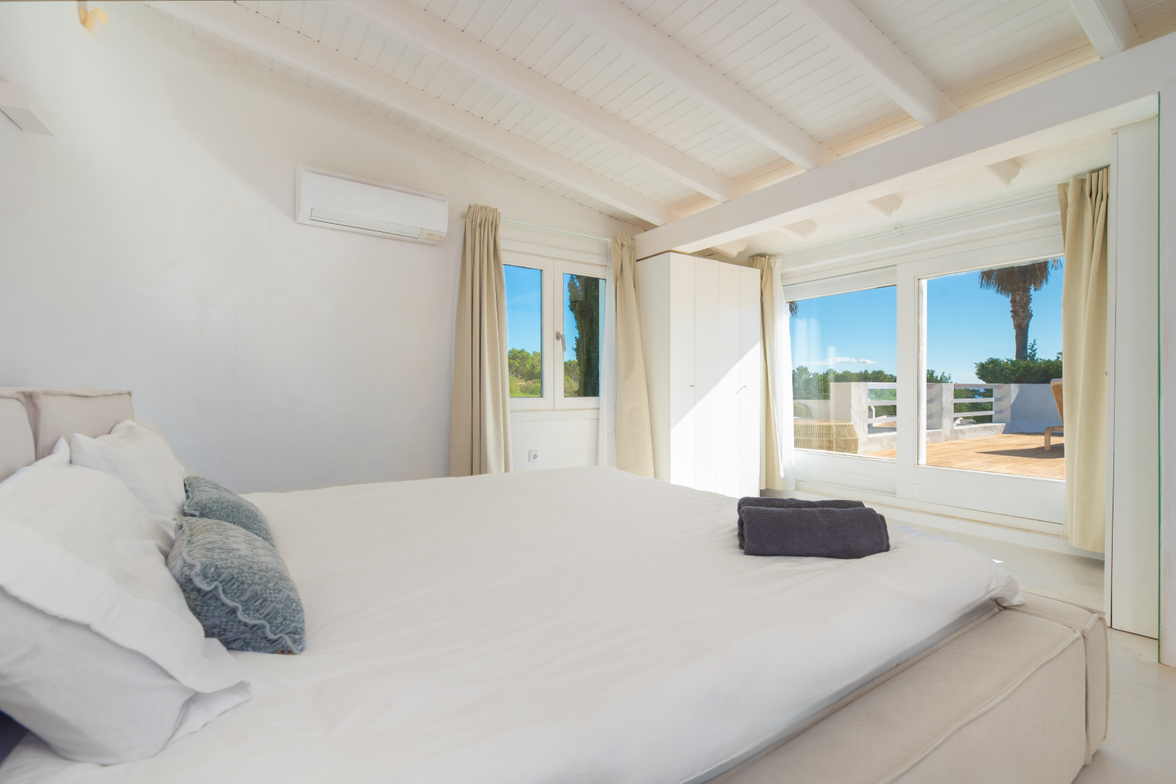 Exclusiva Villa Mediterránea con Vistas al Mar en la Costa Sur de Ibiza