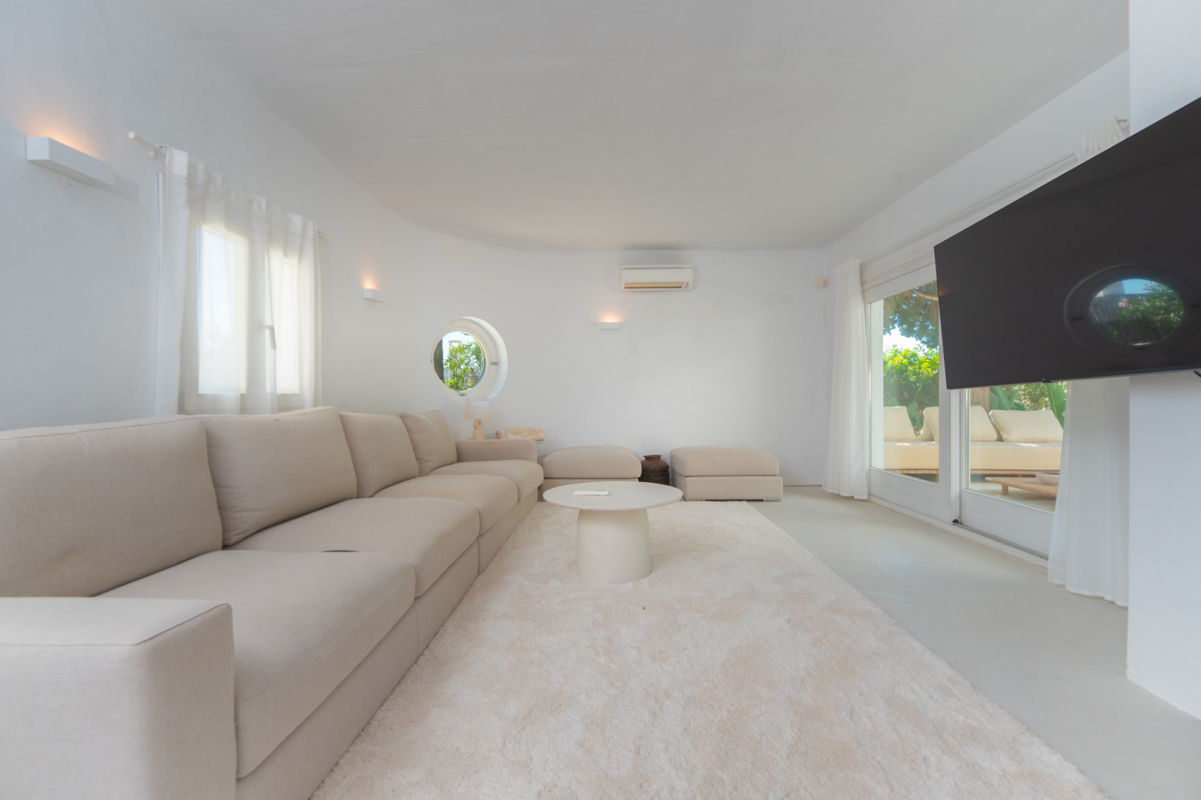 Exclusiva Villa Mediterránea con Vistas al Mar en la Costa Sur de Ibiza