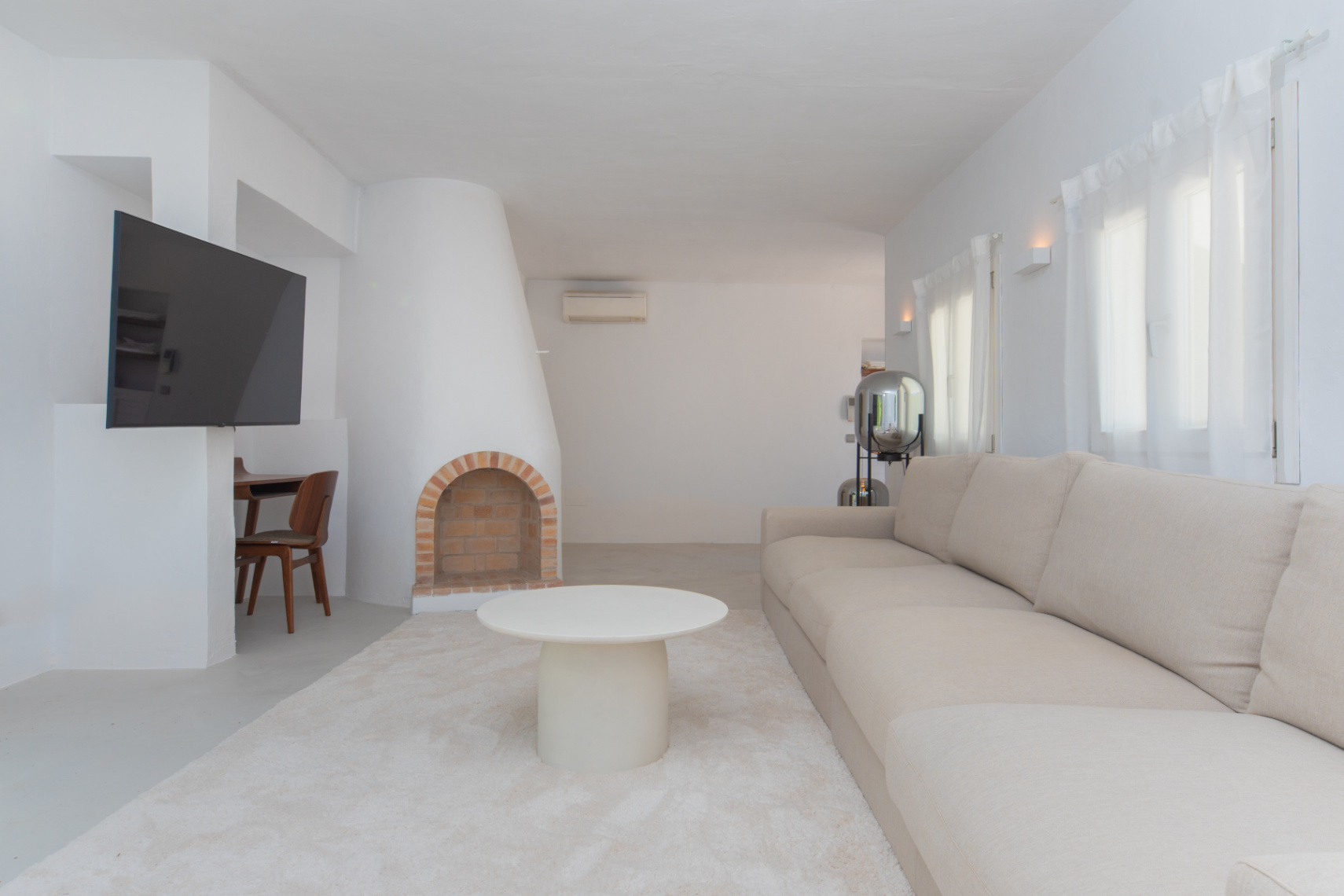 Exclusiva Villa Mediterránea con Vistas al Mar en la Costa Sur de Ibiza